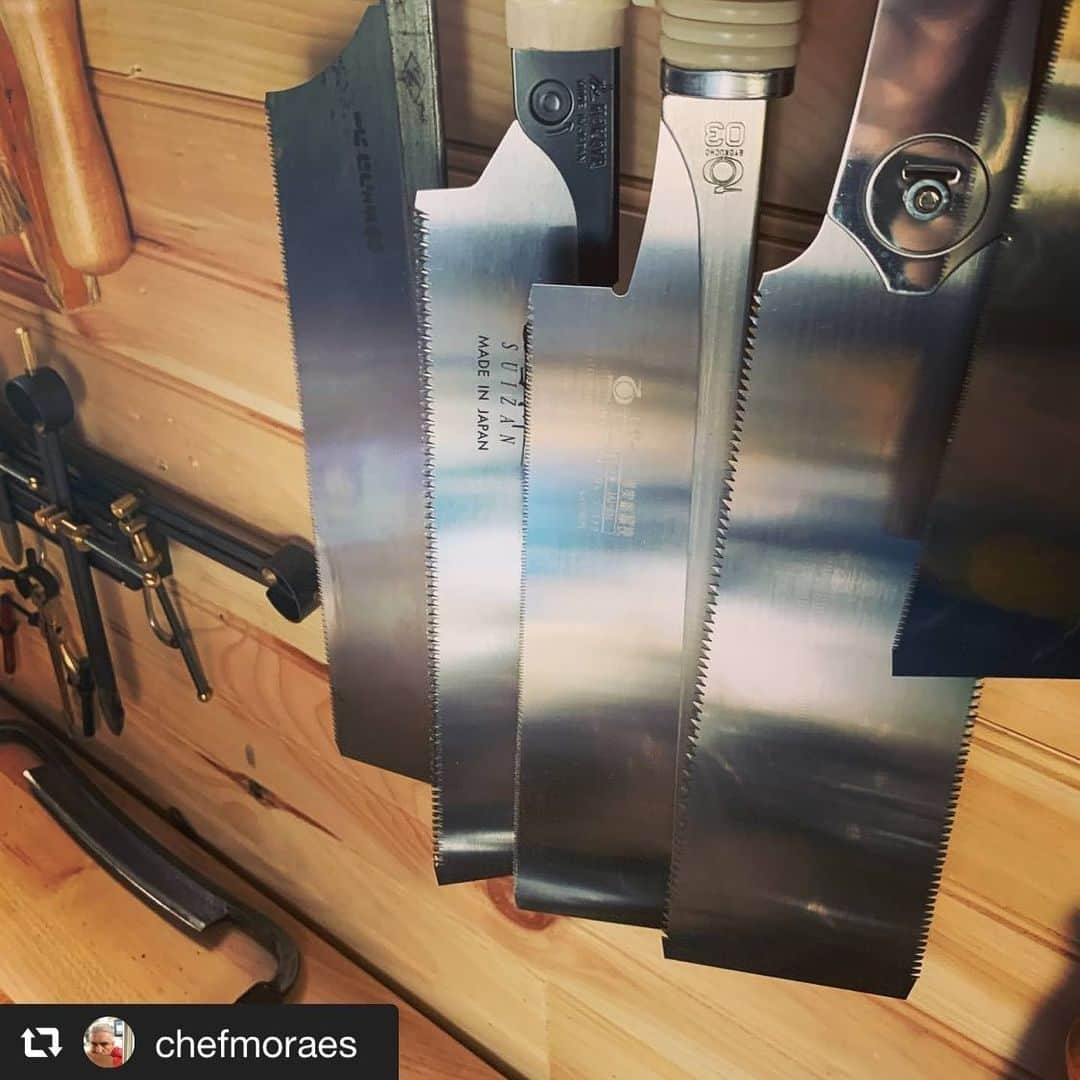 SUIZAN JAPANさんのインスタグラム写真 - (SUIZAN JAPANInstagram)「Beautiful☀️ Both cooking and crafting are fun!!﻿ ﻿ #repost📸 @chefmoraes﻿ When Chefs ain’t cooking, we’re crafting. Morning sun on my Japanese saws.  #woodworking #chairmakers #japanesesaw #drawknife #goodmorning #craftsmanship #workshop #craftychefs #instagood﻿ ﻿ #suizan #suizanjapan #japanesesaws #japanesetool #japanesetools #craftsman #craftsmanship #handsaw #pullsaw #dozuki #dovetail #woodwork #woodworker #woodworkers #woodworkingtools #diy #diyideas #japanesestyle #japanlife」2月15日 10時16分 - suizan_japan