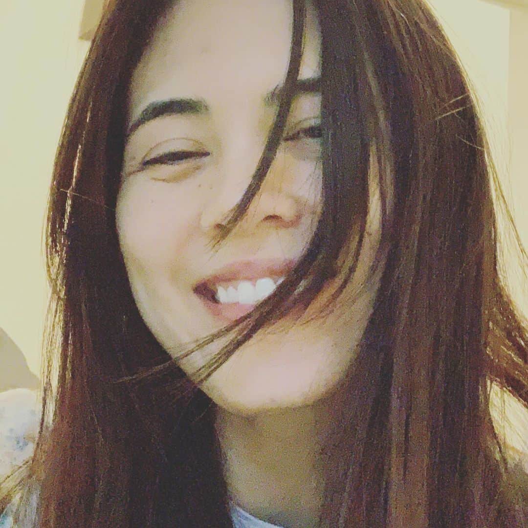 プリシラ・アーンのインスタグラム：「Sending everyone a bit of love and a smile today.... 🥰🤗  While I don’t put much stock into the ceremony of Valentine’s Day, I am a whole-hearted believer in celebrating and sharing love with each other, everyday.   Who did you share your love with today? And how did you show it? As one who is sometimes guarded with my love (something I work on keeping open everyday), I’m always inspired to see how other people do it.」