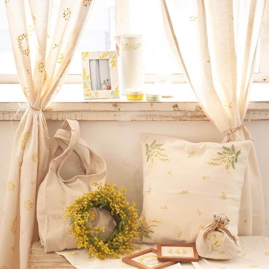 salut!のインスタグラム：「mimosa✾  春の訪れを感じさせる、mimosaのアイテムが種類豊富に入荷しました。 魅力的な明るい黄色でふわふわのお花を咲かせる「ミモザ」を お部屋のインテリアや服飾小物に取り入れてみませんか？  3/8はイタリアでは「ミモザの日」と呼ばれ 男性が女性に日ごろの感謝を込めてミモザのお花を贈る日だそうです。 そんな素敵なお花、「ミモザ」をサリュのアイテムでお楽しみくださいませ𓇬𓂂𓈒  商品ラインナップは公式通販サイトからご覧くださいませ𓂃⚑  公式通販サイトは @salut_shop  トップページURLよりご確認ください。  ※店舗により入荷時間や在庫数が異なります。 ご来店の前にお近くの店舗までご確認くださいますようお願い致します。  #サリュ #salut #まいにちインテリア  #ミモザ #ミモザリース #フェイクフラワー #フェイクミモザ #リース #ミモザの日  #プチプラ #プチプラ雑貨 #プチプラインテリア #プチプラ小物 #プチプラ通販  #インテリア雑貨 #インテリア小物 #インテリア  #ナチュラルな暮らし #ナチュラルインテリア #ナチュラルコーデ #ナチュラル　#smileispower_pal」