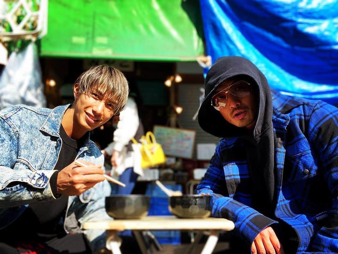 西野佑介のインスタグラム：「・ ちゃんと働いて 筋トレしてサウナ行く  １周まわって 一番の幸せ  本当に必要な幸せは そんなにない  @yoshiki.fit  俺ホームレスっぽいけど この写真好きだな  #経営者#起業家#格言」