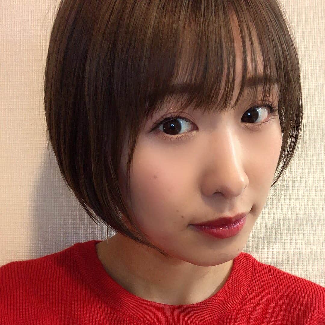 のインスタグラム：「. この前、娘に褒められたアイシャドウを使ってメイク💄  わたし単純だから、娘がいいねって言ってくれると毎日使っちゃうのだ。笑  今日はお天気悪いけど、 気分は晴れやかにいたいですね。  みんなが良き１日になりますように。  #エスポアアイシャドウ #娘に褒められた  #ピンクメイク #春に向けてピンク」
