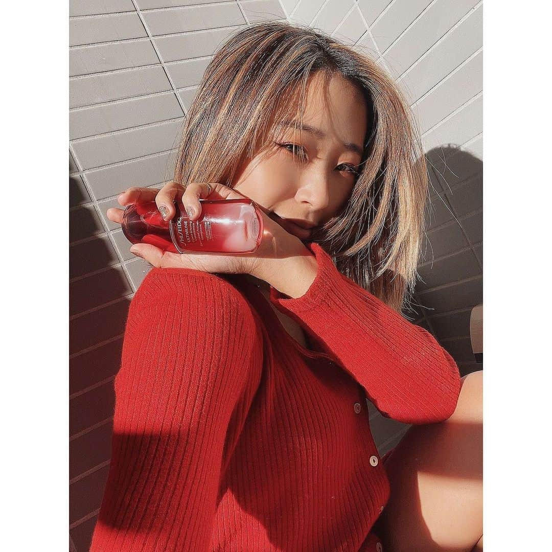 上野智子のインスタグラム：「太陽とアルティミューン。 私に欠かせないもの:) (今日はお日様見えなさそうで残念)  季節の変わり目、そして新年度もやってきます。 肌にも影響が出るだろうな、バタバタしそうだなとちょっと不安もありますが ケアする時間は自分と向き合う時間として大切にしたいと思います。♡  この春もよろしく頼んだ、アルティミューン！(今日早速雨で偏頭痛〜月曜日がんばろうね〜🥲❤️)  #ShiseidoGinzaTokyo#PR#アルティミューン #SHISEIDO #素肌美人 #スキンケア」