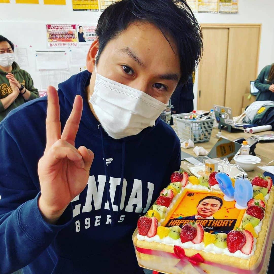 志村雄彦のインスタグラム：「38歳になりました🎂 みなさんお祝いの言葉ありがとうございます😭  一緒に闘える仲間といつも笑顔で元気な家族に感謝して38歳になってもやり続けるぞー👍  #老け込むことなく #変化を恐れず #困難からは逃げない #仲間を信じて前へ  #楽しんだもん勝ち #みんなありがとう」