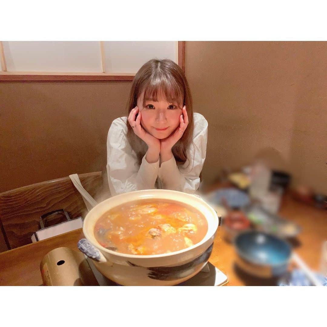 長谷川かすみのインスタグラム：「いつかの美味しかったタッカンマリ🐔載せておく(*'-'*)  まるまる1羽が土鍋に入っていて、見た目も圧巻でした！ コラーゲンもたくさん取れるし身体も温まるし、とっても良かったです😌  #麻布タッカンマリ #麻布十番グルメ #タッカンマリ #土鍋で食べるタッカンマリ」