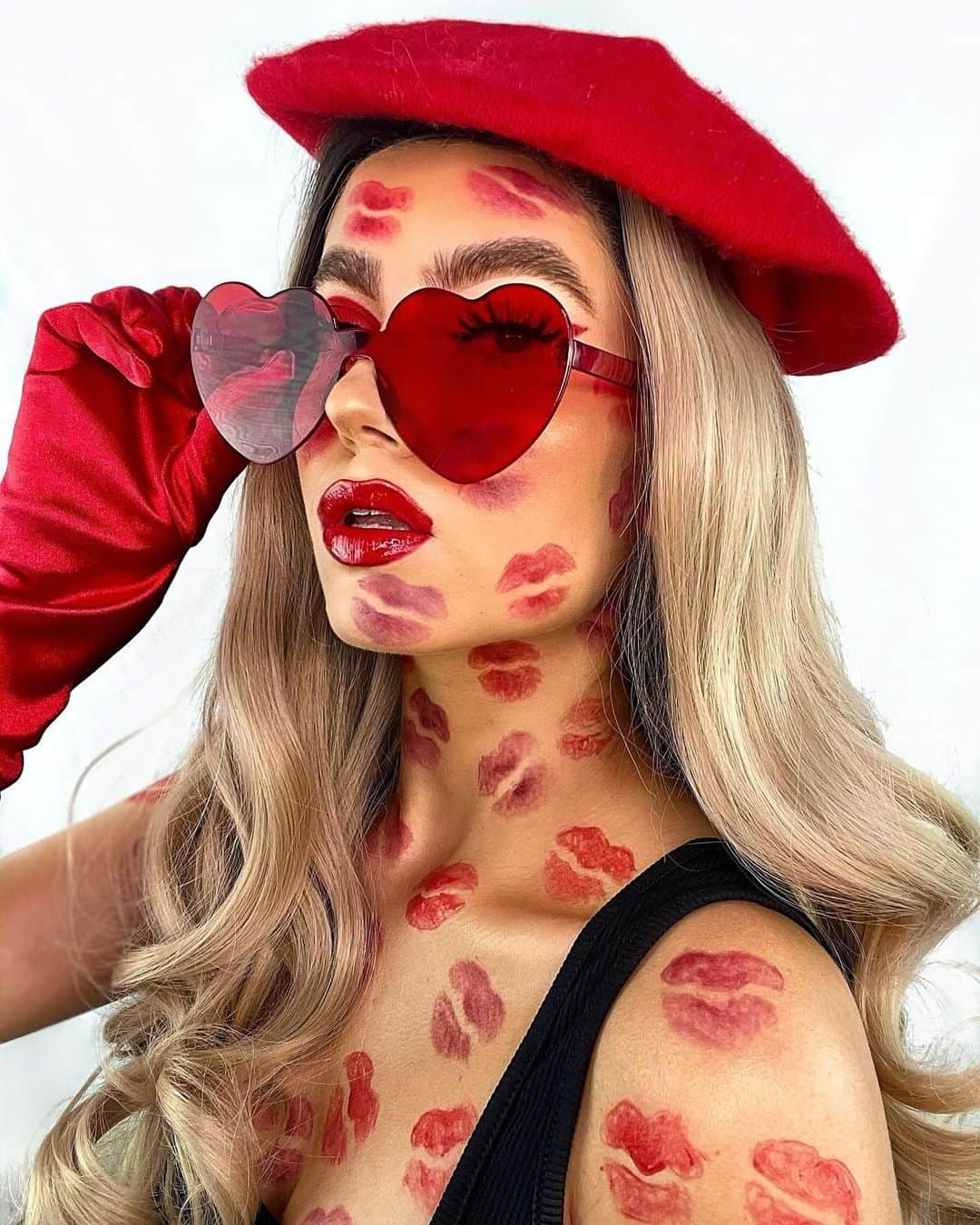 Anastasia Beverly Hillsさんのインスタグラム写真 - (Anastasia Beverly HillsInstagram)「❤️ The queen of hearts and kisses @misspoppylocks's look is all wins, no misses With fierce feathered brows frozen into place And a flawless contour sculpting her face ❤️  @misspoppylocks gets this kissable look with our iconic NEW Brow Freeze styling wax, DIPBROW Pomade in "Soft Brown" & Contour Palette. ❤️❤️❤️  #anastasiabeverlyhills #anastasiabrows #browbreeze」2月15日 10時29分 - anastasiabeverlyhills