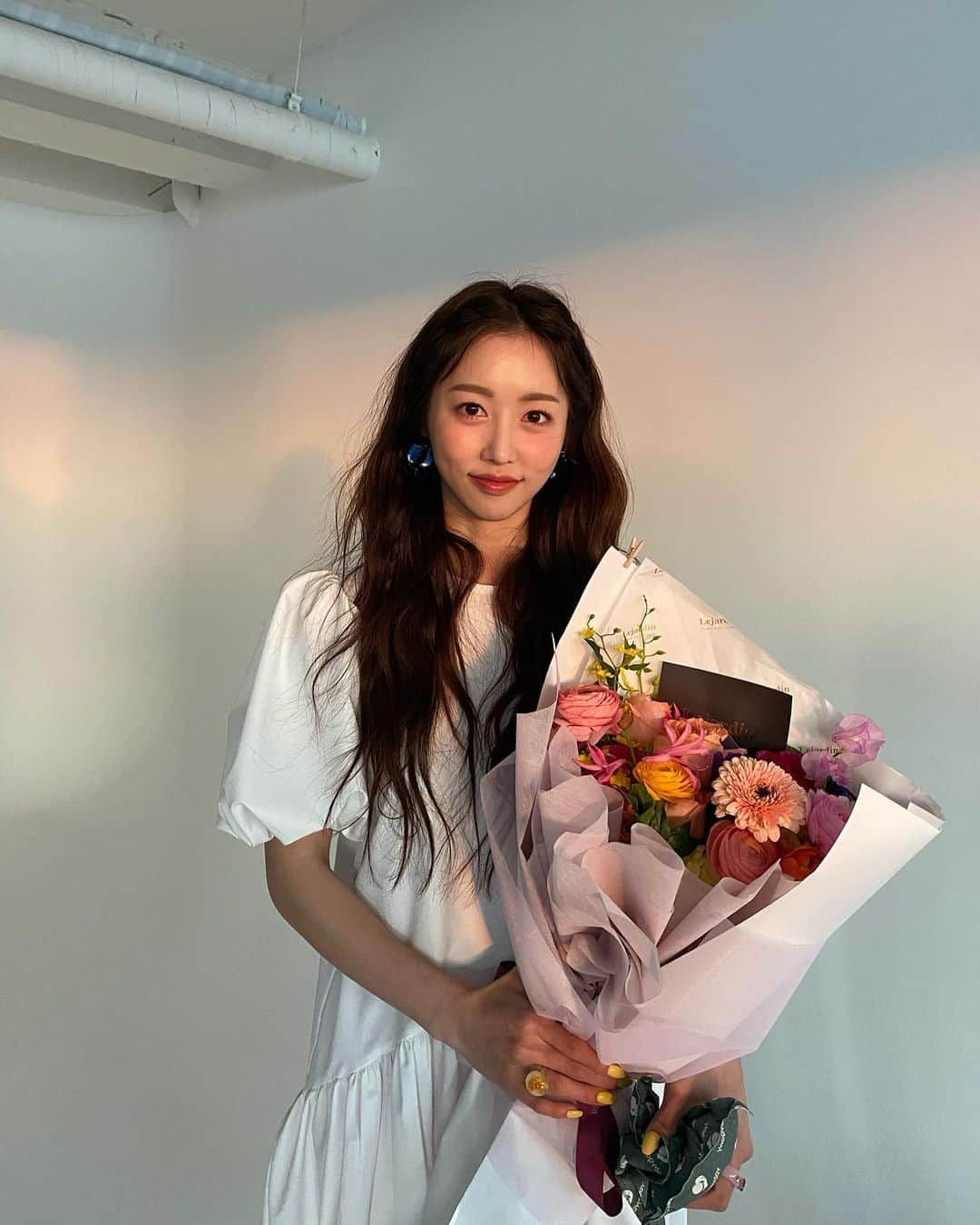 COCO さんのインスタグラム写真 - (COCO Instagram)「💐 '21.02.21  왼손핫팩2오른손부케1🙆🏻‍♀️ on one hand a flower bouquet, on the other two hot packs🥶 #coco_lately」2月15日 10時29分 - rilaccoco