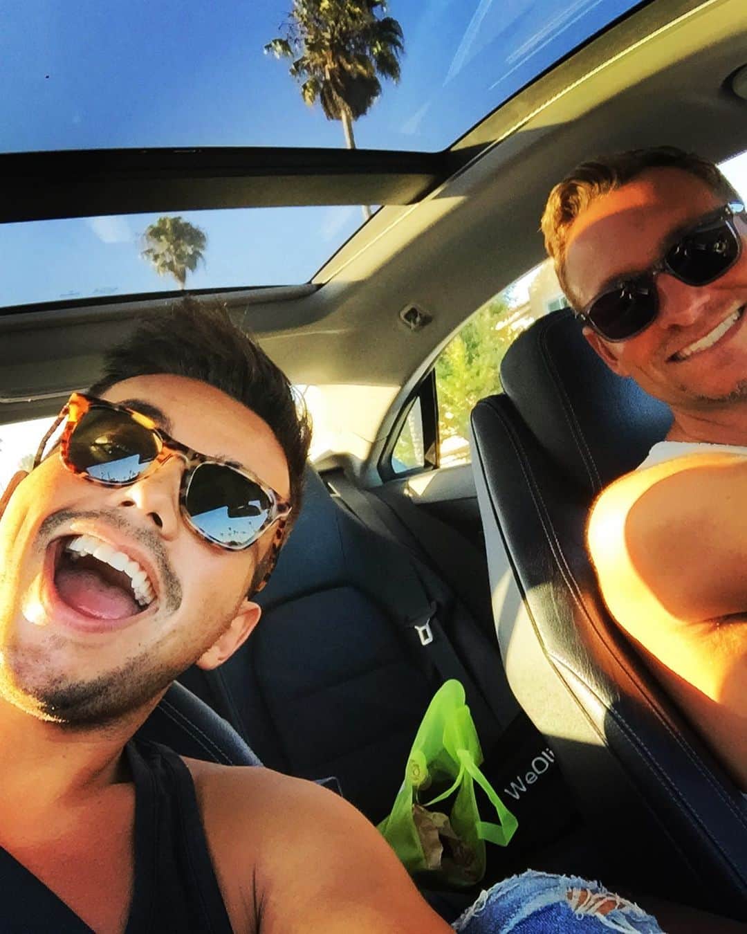 アンソニー・ラモスのインスタグラム：「A rare sighting... #ValentinesDay ❤️」