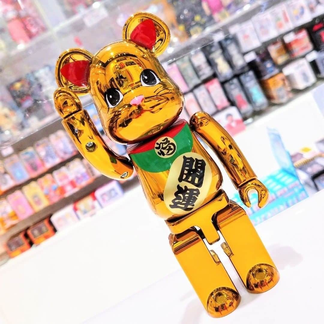 MEDICOM TOYさんのインスタグラム写真 - (MEDICOM TOYInstagram)「✋😸🎯💘  #東京ソラマチ #スカイツリー #招き猫 #金メッキ #GOLD #bearbrick #ベアブリック #medicomtoy #メディコムトイ」2月15日 10時30分 - medicom_toy