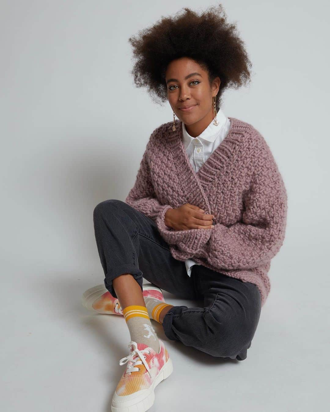 カレンウォーカーのインスタグラム：「@TheKnitter for KW 💗 These 100% Merino wool cardis are handknit using centuries-old techniques to create beautiful textures. Available for immediate and complimentary delivery from ​ karenwalker.com. ​ ​ An update on NZ stores and contactless pick-up:​ As Auckland is currently in Alert Level 3 until Thursday 18/02 (or further notice) we’re able to serve you via contactless pick-up from our Newmarket, Britomart and Ponsonby stores so if we can help during this time please don’t hesitate to call us to arrange.​ ​ Our Wellington store is currently open and operating safely under Alert Level 2 guidelines. ​ ​ Our webstore, karenwalker.com, remains open and will continue dispatching orders globally using contactless delivery via DHL and CourierPost. All shipping is free and our online team is working under strict Alert Level 3 health and safety guidelines.​ ​ We hope that you and your families stay healthy and we thank you for your support as we work together to protect our community.」