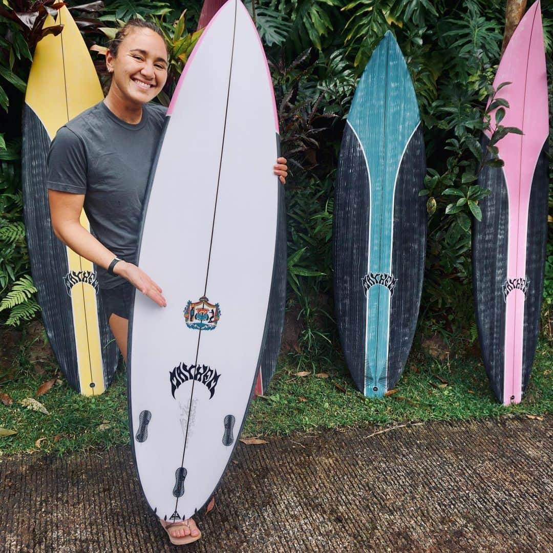 カリッサ・ムーアさんのインスタグラム写真 - (カリッサ・ムーアInstagram)「A few special touches to the new quiver. I’ll be rocking this beautiful emblem created by my dad and @jacksoren on the bottom of all my new boards this season. It is a celebration of the Hawaiian culture, a symbol of peace, love and the Aloha spirit. The Kahanamoku brothers and Rell Sun are our Hawaiian surfing heroes, they are a great example of how to live with Aloha and a reminder to always treat others with respect, kindness and empathy. I am proud to be Hawaiian and represent where I come from when I travel the world. Thank you @artbyryder and @mayhemsurfboards_mattbiolos for the epic spray jobs. @minksystems @dougsilvadotcom mahalo for decorating the tails with your little magic weapons for me. Super excited to try them out 🙊🤗」2月15日 10時37分 - rissmoore10