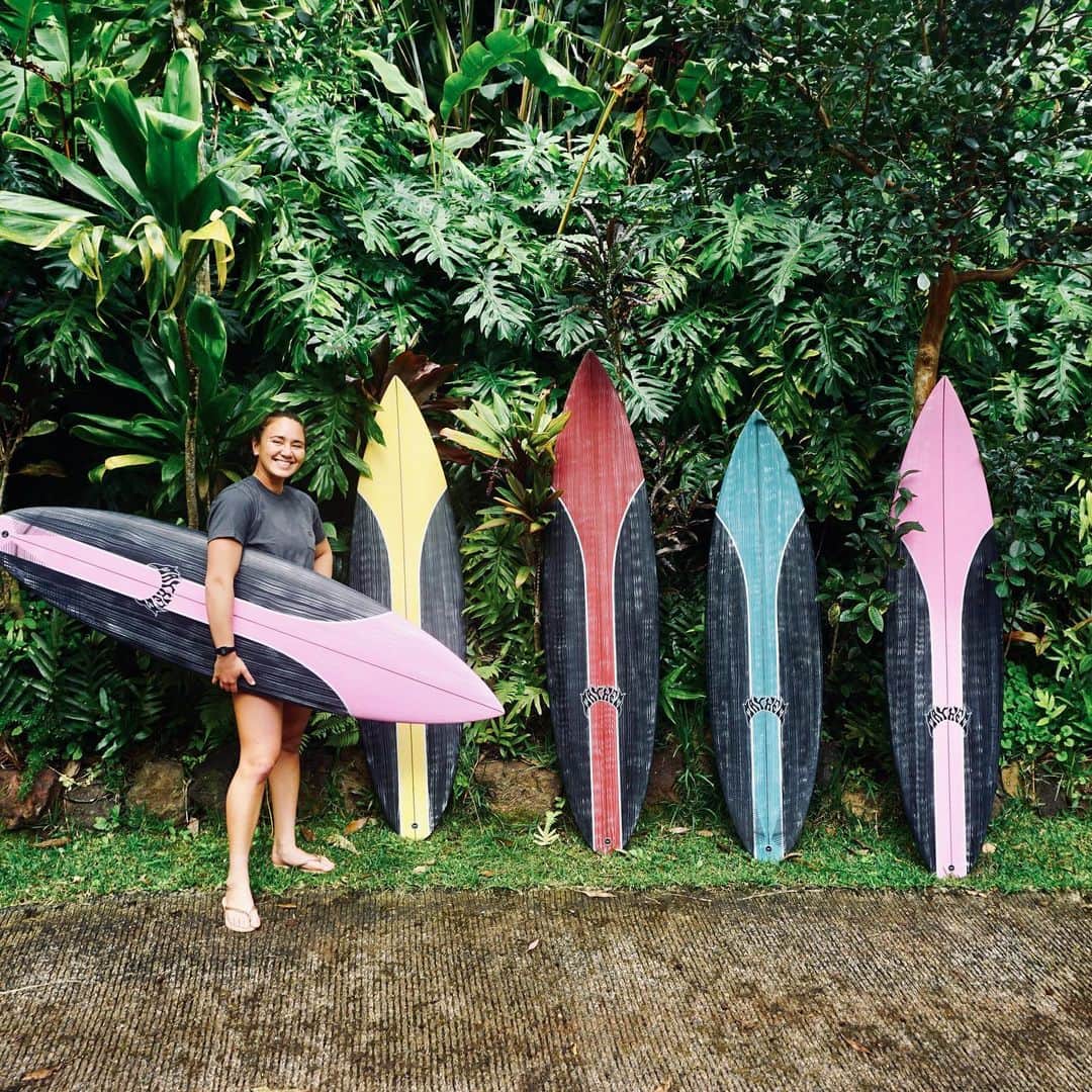 カリッサ・ムーアのインスタグラム：「A few special touches to the new quiver. I’ll be rocking this beautiful emblem created by my dad and @jacksoren on the bottom of all my new boards this season. It is a celebration of the Hawaiian culture, a symbol of peace, love and the Aloha spirit. The Kahanamoku brothers and Rell Sun are our Hawaiian surfing heroes, they are a great example of how to live with Aloha and a reminder to always treat others with respect, kindness and empathy. I am proud to be Hawaiian and represent where I come from when I travel the world. Thank you @artbyryder and @mayhemsurfboards_mattbiolos for the epic spray jobs. @minksystems @dougsilvadotcom mahalo for decorating the tails with your little magic weapons for me. Super excited to try them out 🙊🤗」