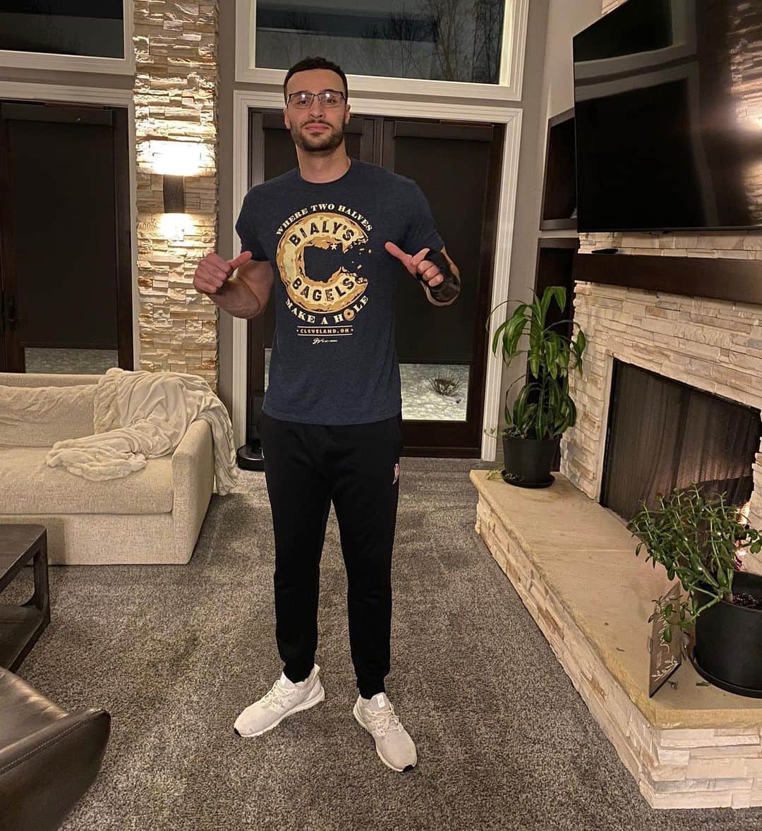 のインスタグラム：「Join @larrydn7 in supporting @bialysbagels, a local favorite in University Heights for over 50 years!  Visit the GameDay+ section of the #CavsApp, championed by @westfield1848, to bid on tonight’s game-worn @taureanprince jersey and we’ll match the proceeds for Bialy’s Bagels!  #ClevelandHelpingCleveland」