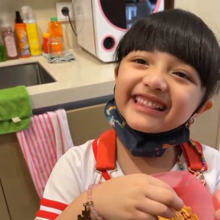 Keluarga A5のインスタグラム：「Anak tempe 😃 #queenarsy」