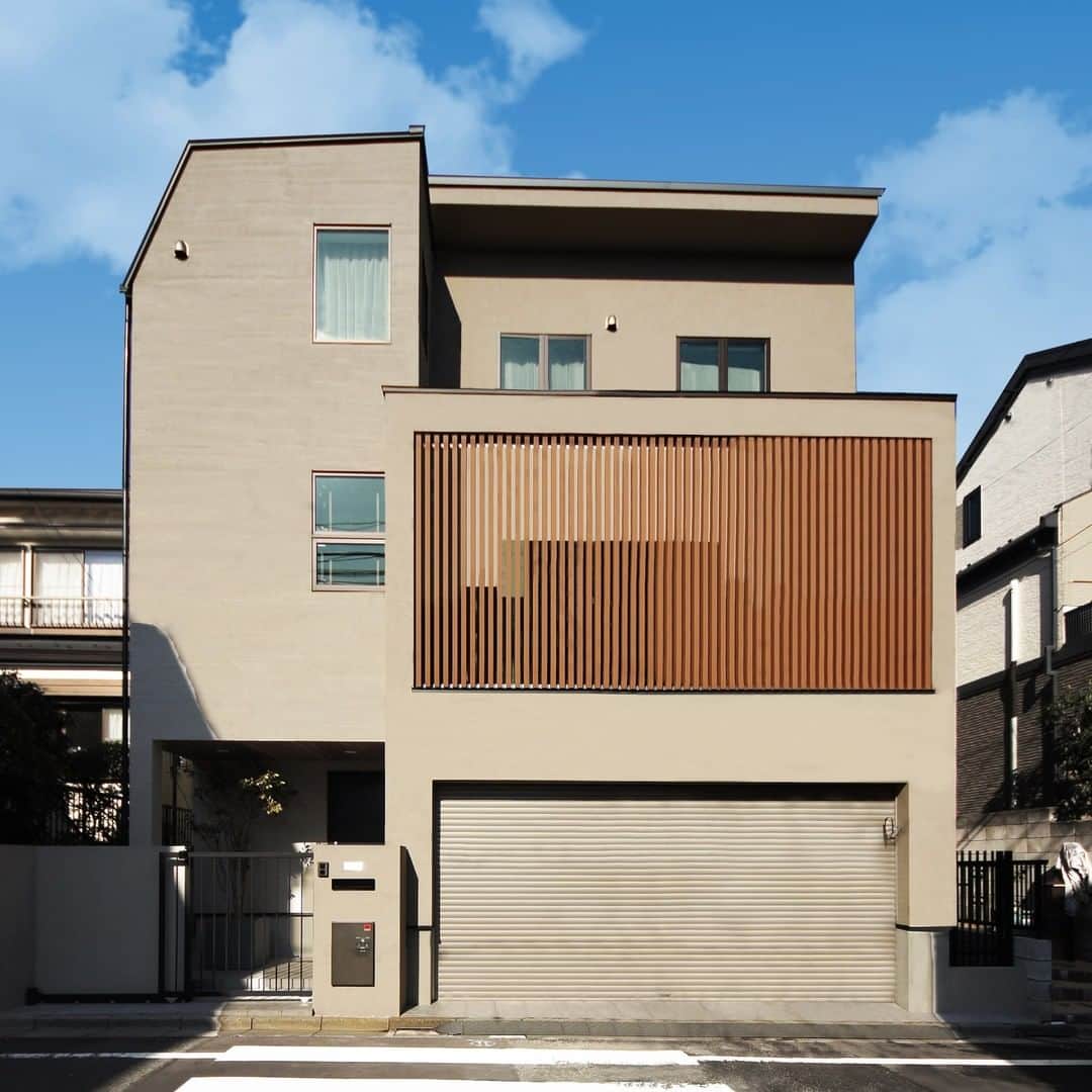 テラジマアーキテクツさんのインスタグラム写真 - (テラジマアーキテクツInstagram)「ベージュのタイルを敷き詰めたワントーンのシンプルな外観。  バルコニーへの視線を遮りながら採光通風を確保する、木のルーバーがアクセントになっています。  #外観#ファサード#中庭のある家#建築家とつくる家#東京#神奈川#マイホーム#木の家#テラジマアーキテクツ#terajimaarchitects #注文住宅#高気密高断熱　#ファサード　#家づくり　#新築#一戸建て#マイホーム記録#住宅#東京の工務店#デザイナーズ住宅　#大田区Y邸　#施工事例　#都市型住宅　#シンプルな家　#家の外観　#外観デザイン」2月15日 10時39分 - terajimaarchitects