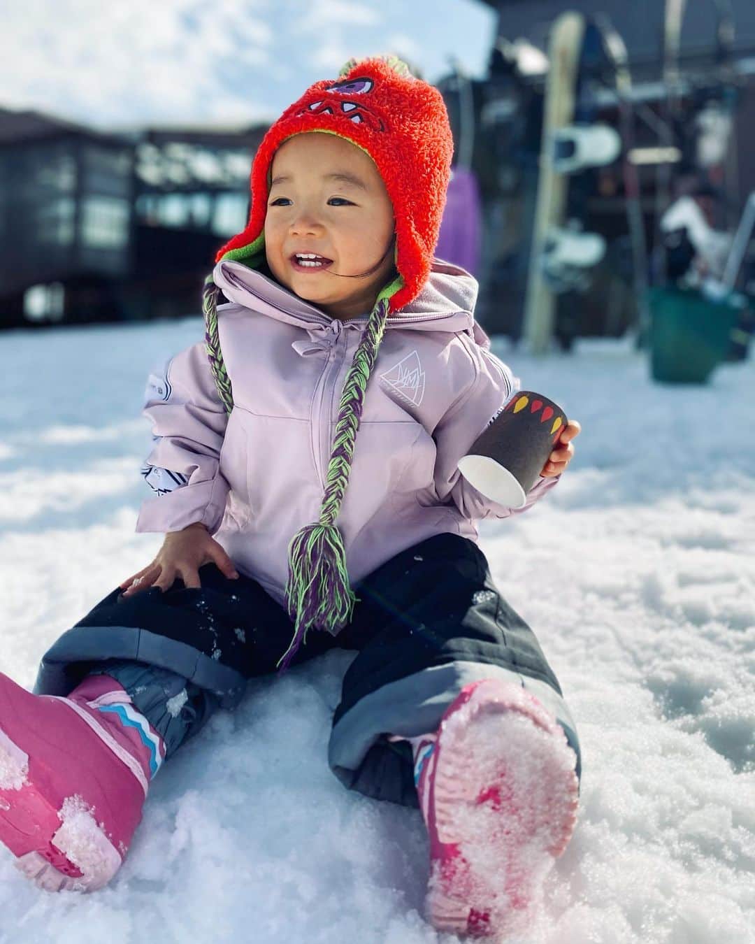 のインスタグラム：「すんごい楽しんでて可愛い写真たっくさん🤳😍 #familytrip #雪遊び#snow」