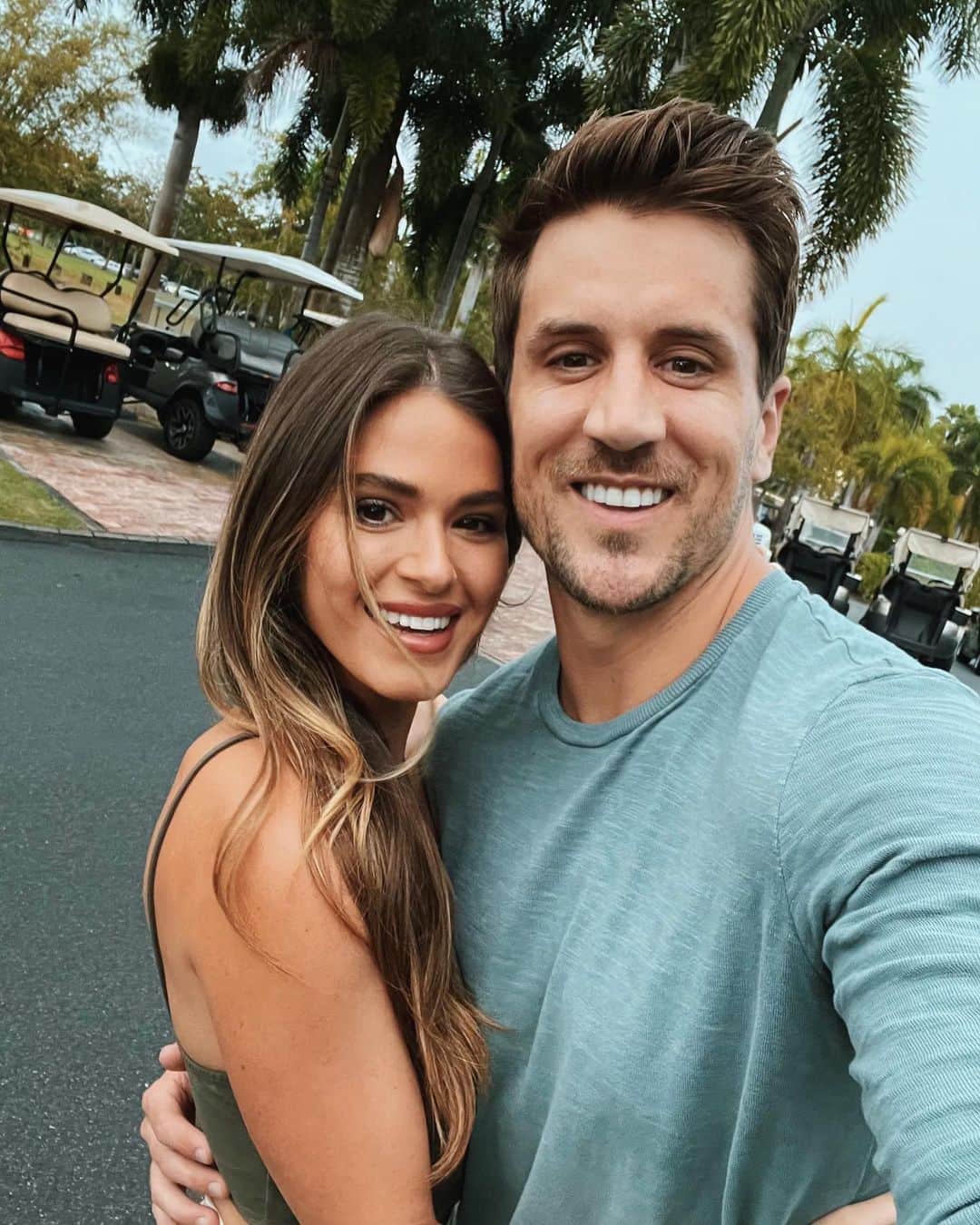 ジョーダン・ロジャースのインスタグラム：「Love her. Love this life. Today and every day.   Also, pretty much the same photo JoJo posted...we just turned around and she handed me the phone. No time for a whole photo shoot when you’re at dinner and hungry ...not our first rodeo 😂😂 Happy Valentines Day to all you beautiful people!!」