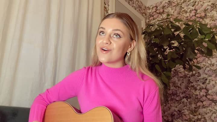 Kelsea Balleriniのインスタグラム：「a little remake of this one for your Valentine’s Day feed. sending love. 🤍」