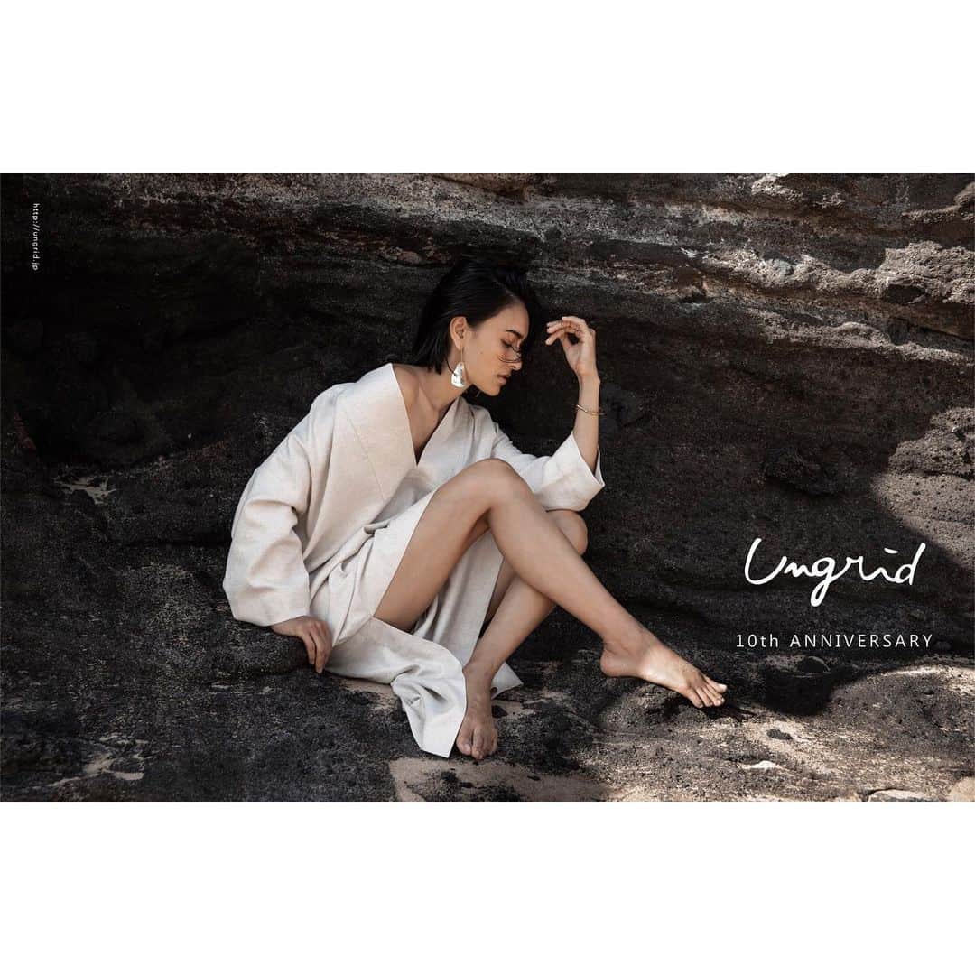 のインスタグラム：「@ungrid_official Ungrid 10TH ANNIVERSARY  21 SPRING / SUMMER VISUAL MODEL:長谷川潤 @liveglenwood . . Ungridはまもなく10周年を迎え、 長谷川潤さんがイメージモデルを初めて務めた2016年から5年が経ちます。今回のシーズンビジュアルは、初となる日本とハワイのリモート撮影にてハワイ州オアフ島で撮り下ろしました。長谷川潤さんがラフさの中にも凛とした芯のある女性を体現し、壮大な自然の中で大胆なカッティングやショルダーデザインの人工的なアイテムを纏う姿はシーズンコンセプトを表しています。 . . " natural - un natural " . 人の手により創り出された 美しい線を描く建物、 日が昇る時、沈む時、 自然が生みだす光や色。 . 今季は人工的なものと自然なものという 対比する 2 つにインスパイアを受け 構築的なデザインやカッティングの洗練さと 素材やカラーで演出されたラフさ どちらをも程よく融合し、 女性ならではの楽しみ方ができる コレクションを提案します。 . 長谷川潤さんがUngridの服を纏ったイメージフォトブックが 本日2月15日(月)より公式通販サイトRUNWAY channelにて web photo bookを公開いたします。 . #Ungrid #Ungrid_official #junhasegawa #21ss」