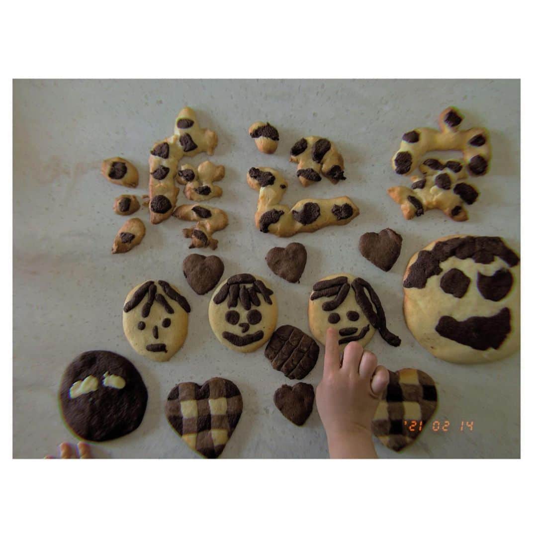 渡邊智子さんのインスタグラム写真 - (渡邊智子Instagram)「. 今年はパパも子供たちも、 それぞれに好きなクッキーを作ってみました🥣🤎 (作成の様子はストーリーで) 息子は"渡辺家"と、独特な発想で😂クッキーを。笑 パパは人生初のクッキー作りで、いきなり難易度高めの 似顔絵クッキーに挑戦👏🏼 #happyvalentinesday」2月15日 10時55分 - _tomomon