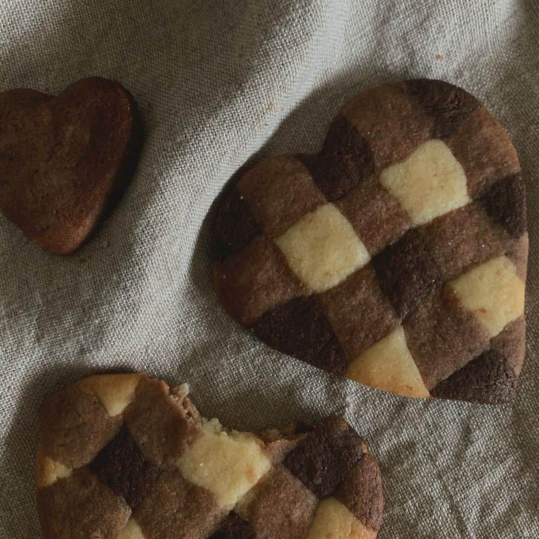 渡邊智子さんのインスタグラム写真 - (渡邊智子Instagram)「. 今年はパパも子供たちも、 それぞれに好きなクッキーを作ってみました🥣🤎 (作成の様子はストーリーで) 息子は"渡辺家"と、独特な発想で😂クッキーを。笑 パパは人生初のクッキー作りで、いきなり難易度高めの 似顔絵クッキーに挑戦👏🏼 #happyvalentinesday」2月15日 10時55分 - _tomomon