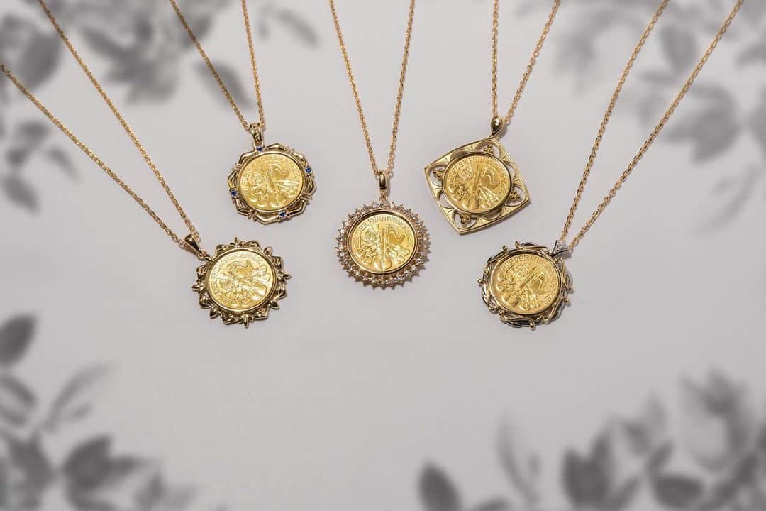 GINZA TANAKA 公式さんのインスタグラム写真 - (GINZA TANAKA 公式Instagram)「・ 【人気のコインジュエリーに新作登場！】  人気のコインジュエリーシリーズから新作登場です。 金貨の枠を飾る5種類の華やかなデザインの新作コインペンダントは、ドレスアップのときにも活躍するエレガントなゴールドジュエリーです。 中央の金貨は純度99.99％のオーストリア造幣局発行ウィーン金貨ハーモニーを採用しています。  ＜左から＞ ①ペンダント（天使からインスピレーションを得た羽モチーフ）  ②ペンダント（国立オペラ座の建築洋式をイメージ）  ③ペンダント（ダイヤ取巻きデザイン）  ④ペンダント（教会のステンドグラスを表現） ⑤ペンダント（音楽モチーフデザイン）   あなたはどれが好きですか？お好きなデザインを数字でお知らせください。  #GINZATANAKA #ginzatanaka #ギンザタナカ #田中貴金属 #田中貴金属ジュエリー #コイン #コインジュエリー #ウィーン金貨ハーモニー #ゴールドジュエリー #ゴールドペンダント」2月15日 10時59分 - ginzatanaka_jp