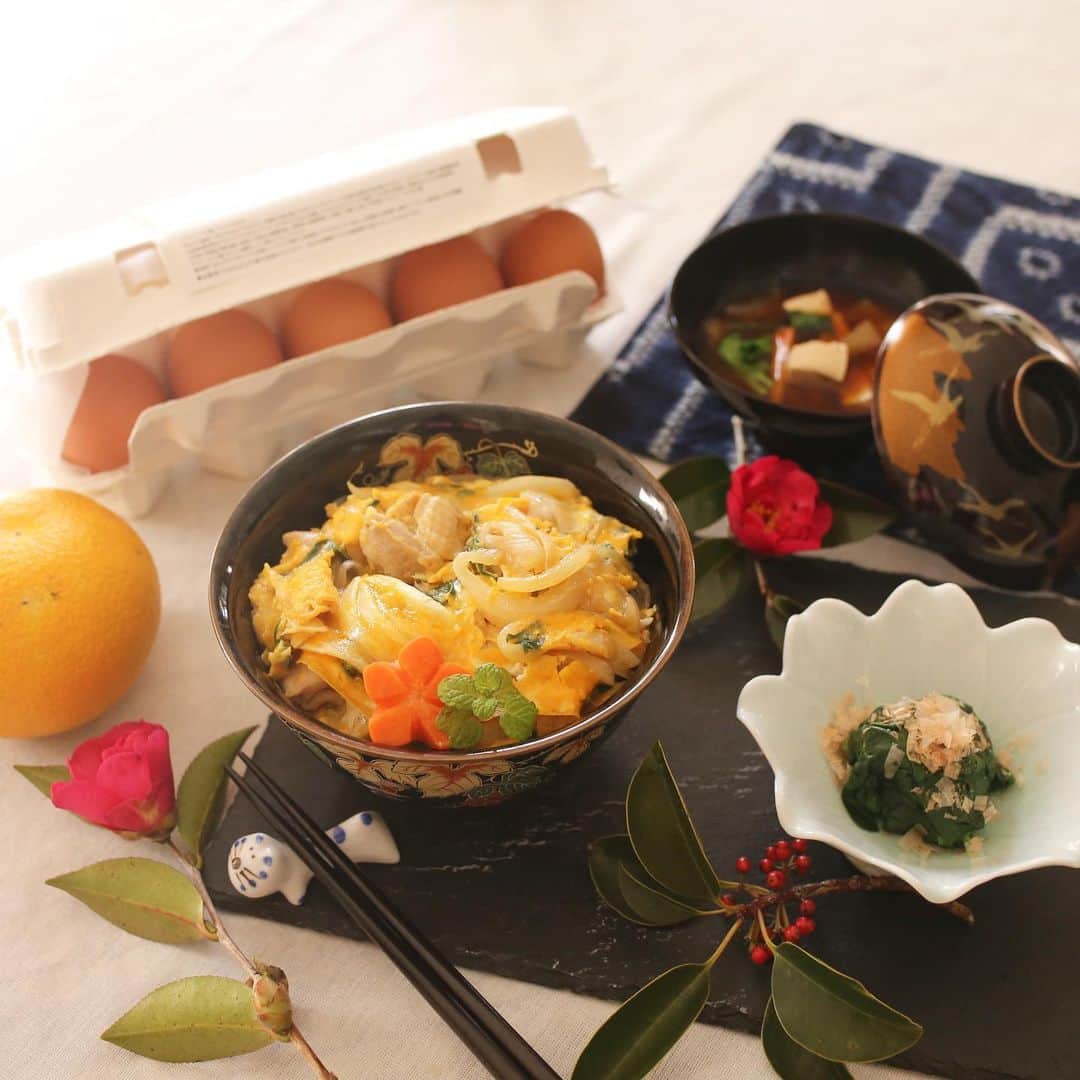 amiのインスタグラム：「．  Favorite Japanese food  @tabecho さんから放し飼い有精卵 「池田なません」🥚🍳を お取り寄せして親子丼を作ったよ💓  卵かけごはんでいただくのも たまらなくおいしかったぁー🥰  きれいなお色の卵でした❤︎ 卵好きさん、ぜひ食べてみてね💕  ． #タベチョク#花のある幸せごはん#テーブルコーディネート#おうちごはん#卵#テーブルコーデ#タベチョクアンバサダー#親子丼#卵メニュー」