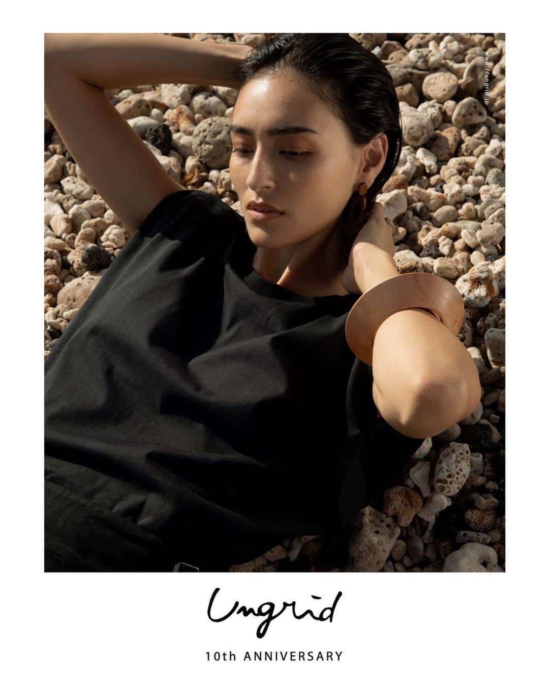 のインスタグラム：「@ungrid_official  Ungrid 10TH ANNIVERSARY  21 SPRING / SUMMER VISUAL MODEL:長谷川潤 @liveglenwood . . Ungridはまもなく10周年を迎え、 長谷川潤さんがイメージモデルを初めて務めた2016年から5年が経ちます。今回のシーズンビジュアルは、初となる日本とハワイのリモート撮影にてハワイ州オアフ島で撮り下ろしました。長谷川潤さんがラフさの中にも凛とした芯のある女性を体現し、壮大な自然の中で大胆なカッティングやショルダーデザインの人工的なアイテムを纏う姿はシーズンコンセプトを表しています。 . . " natural - un natural " . 人の手により創り出された 美しい線を描く建物、 日が昇る時、沈む時、 自然が生みだす光や色。 . 今季は人工的なものと自然なものという 対比する 2 つにインスパイアを受け 構築的なデザインやカッティングの洗練さと 素材やカラーで演出されたラフさ どちらをも程よく融合し、 女性ならではの楽しみ方ができる コレクションを提案します。 . 長谷川潤さんがUngridの服を纏ったイメージフォトブックが 本日2月15日(月)より公式通販サイトRUNWAY channelにて web photo bookを公開いたします。 . #Ungrid #Ungrid_official #junhasegawa #21ss」