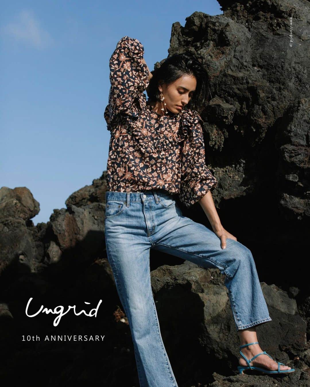 のインスタグラム：「@ungrid_official Ungrid 10TH ANNIVERSARY  21 SPRING / SUMMER VISUAL MODEL:長谷川潤 @liveglenwood . . Ungridはまもなく10周年を迎え、 長谷川潤さんがイメージモデルを初めて務めた2016年から5年が経ちます。今回のシーズンビジュアルは、初となる日本とハワイのリモート撮影にてハワイ州オアフ島で撮り下ろしました。長谷川潤さんがラフさの中にも凛とした芯のある女性を体現し、壮大な自然の中で大胆なカッティングやショルダーデザインの人工的なアイテムを纏う姿はシーズンコンセプトを表しています。 . . " natural - un natural " . 人の手により創り出された 美しい線を描く建物、 日が昇る時、沈む時、 自然が生みだす光や色。 . 今季は人工的なものと自然なものという 対比する 2 つにインスパイアを受け 構築的なデザインやカッティングの洗練さと 素材やカラーで演出されたラフさ どちらをも程よく融合し、 女性ならではの楽しみ方ができる コレクションを提案します。 . 長谷川潤さんがUngridの服を纏ったイメージフォトブックが 本日2月15日(月)より公式通販サイトRUNWAY channelにて web photo bookを公開いたします。 . #Ungrid #Ungrid_official #junhasegawa #21ss」