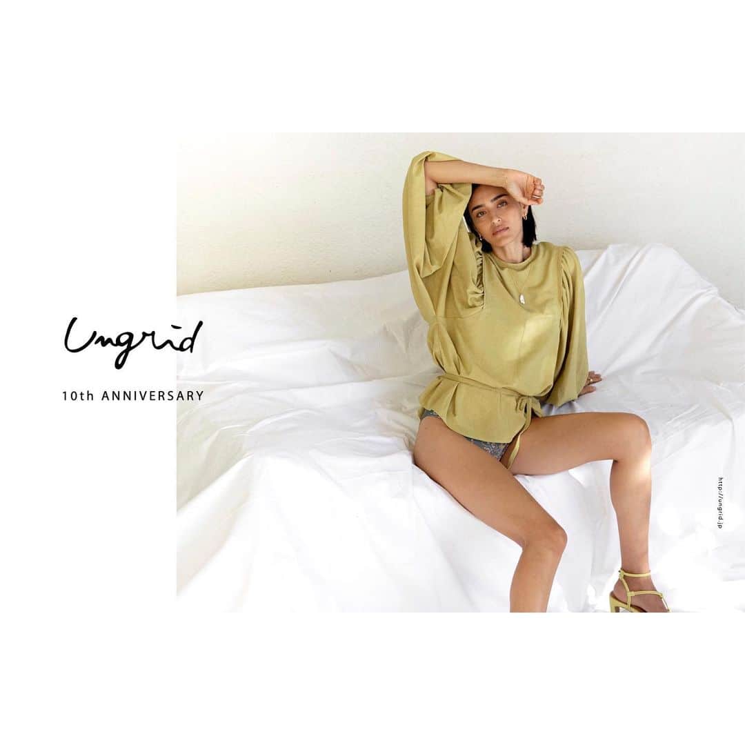のインスタグラム：「@ungrid_official Ungrid 10TH ANNIVERSARY  21 SPRING / SUMMER VISUAL MODEL:長谷川潤 @liveglenwood . . Ungridはまもなく10周年を迎え、 長谷川潤さんがイメージモデルを初めて務めた2016年から5年が経ちます。今回のシーズンビジュアルは、初となる日本とハワイのリモート撮影にてハワイ州オアフ島で撮り下ろしました。長谷川潤さんがラフさの中にも凛とした芯のある女性を体現し、壮大な自然の中で大胆なカッティングやショルダーデザインの人工的なアイテムを纏う姿はシーズンコンセプトを表しています。 . . " natural - un natural " . 人の手により創り出された 美しい線を描く建物、 日が昇る時、沈む時、 自然が生みだす光や色。 . 今季は人工的なものと自然なものという 対比する 2 つにインスパイアを受け 構築的なデザインやカッティングの洗練さと 素材やカラーで演出されたラフさ どちらをも程よく融合し、 女性ならではの楽しみ方ができる コレクションを提案します。 . 長谷川潤さんがUngridの服を纏ったイメージフォトブックが 本日2月15日(月)より公式通販サイトRUNWAY channelにて web photo bookを公開いたします。 . #Ungrid #Ungrid_official #junhasegawa #21ss」