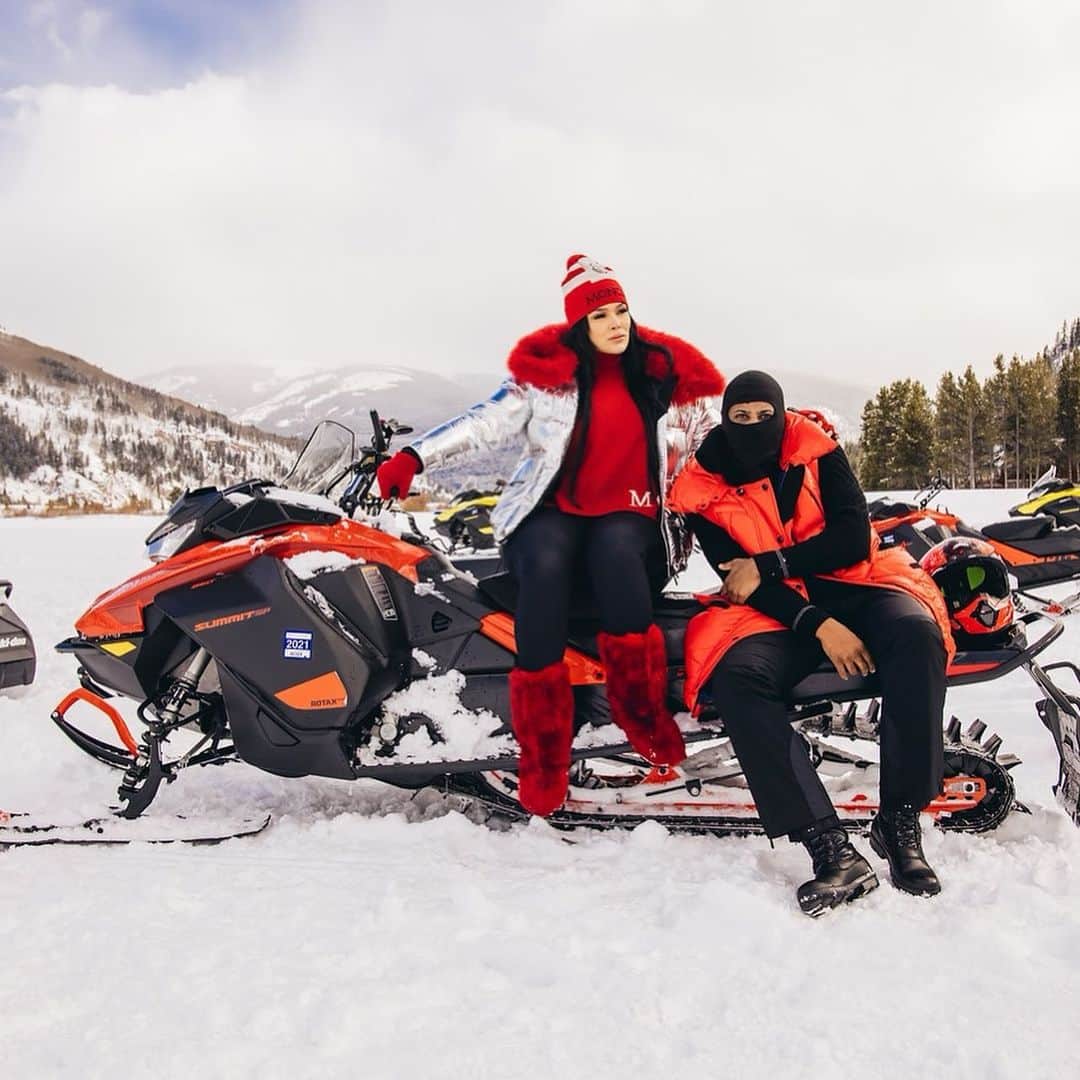 ファボラスのインスタグラム：「Cuz mami a rider, and I’m a roller.. Put us together, how they gon stop both us!!   Happy Valentine’s Day to my Rider!! @emilyb_ ❤️ [shot by @stanlophotography]   #EmilyBApresSki」