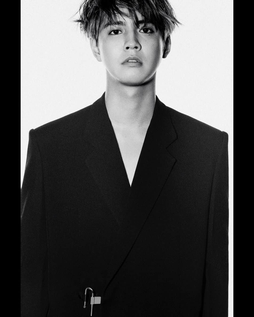 片寄涼太さんのインスタグラム写真 - (片寄涼太Instagram)「I am very honored to have been chosen as the ambassador of Givenchy in Japan. I know that Givenchy has a long history in the fashion industry.  I am very happy that I was chosen at this time when they announced that Matthew M. Williams has become the new Creative Director.  With respect that Givenchy has a long history in making beautiful high-end clothing, I want to do what I can to promote the brand through my position in the entertainment industry of Japan. I am looking forward to seeing how Matthew will incorporate his ideas and design them into Givenchy’s traditional style.  @givenchyofficial  @matthewmwilliams  #Givenchy #givenchyfamily  ------------------ Givenchyの初の日本人アンバサダーとして選んでいただき、とても光栄に思っています。 Givenchyはファッション業界のなかで、とても長い歴史があると思います。 クリエイティブディレクターがMatthew•M•Williams氏に代わる、ブランドがまた生まれ変わるタイミングでのアンバサダーのお話にも大変ありがたく思っています。 Givenchyが長い歴史のなかで最高級の洋服をつくり続けてきたことに尊敬の意を込めて、日本のエンターテイメント業界で僕なりの立場でGivenchyというブランドを広めていきたいと思います。 Givenchyの由緒あるスタイルに、Matthewが彼自身のアイデアやデザインをどうやって融合させるかをとても楽しみにしています。」2月15日 11時04分 - ryota_katayose__official