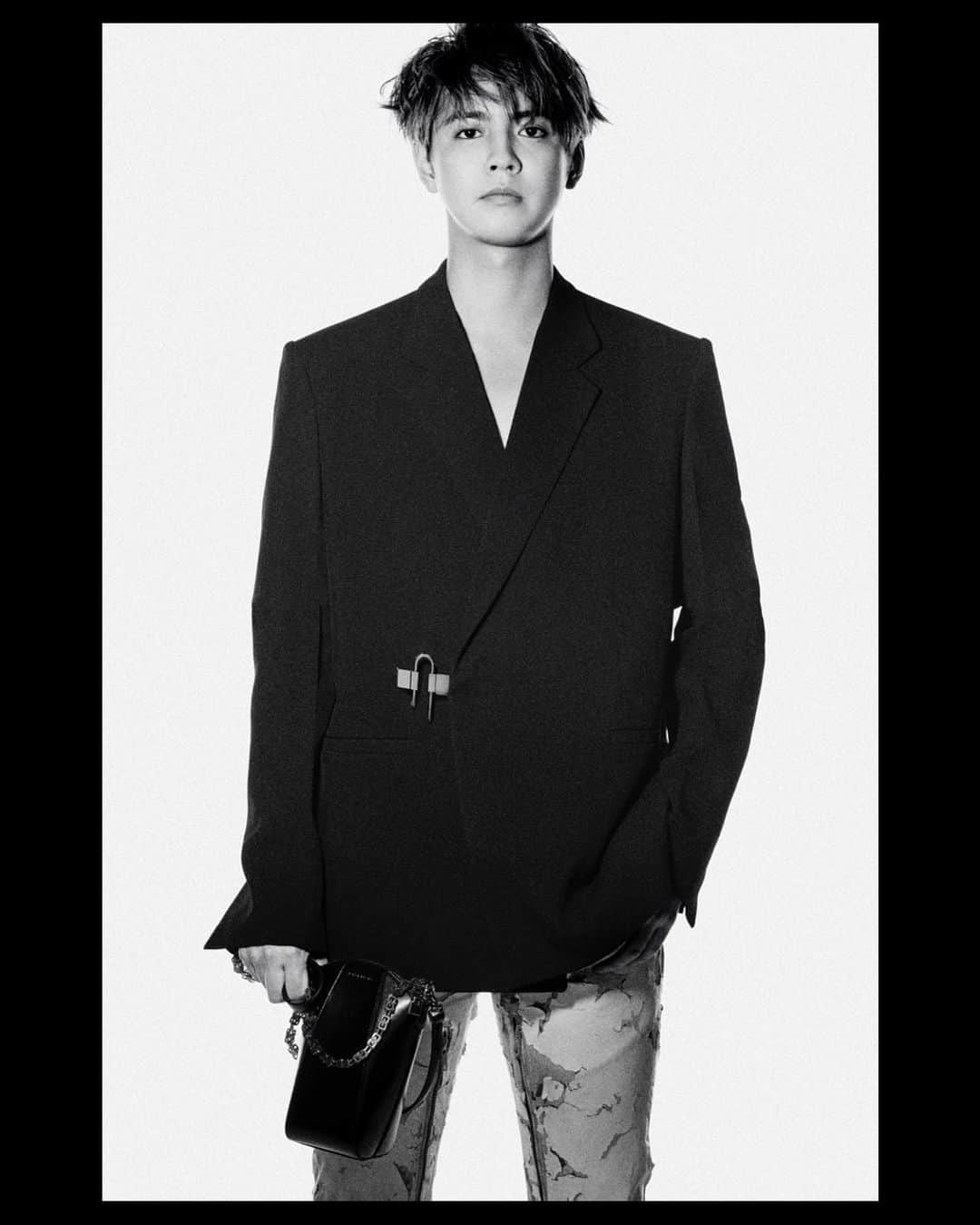 片寄涼太さんのインスタグラム写真 - (片寄涼太Instagram)「I am very honored to have been chosen as the ambassador of Givenchy in Japan. I know that Givenchy has a long history in the fashion industry.  I am very happy that I was chosen at this time when they announced that Matthew M. Williams has become the new Creative Director.  With respect that Givenchy has a long history in making beautiful high-end clothing, I want to do what I can to promote the brand through my position in the entertainment industry of Japan. I am looking forward to seeing how Matthew will incorporate his ideas and design them into Givenchy’s traditional style.  @givenchyofficial  @matthewmwilliams  #Givenchy #givenchyfamily  ------------------ Givenchyの初の日本人アンバサダーとして選んでいただき、とても光栄に思っています。 Givenchyはファッション業界のなかで、とても長い歴史があると思います。 クリエイティブディレクターがMatthew•M•Williams氏に代わる、ブランドがまた生まれ変わるタイミングでのアンバサダーのお話にも大変ありがたく思っています。 Givenchyが長い歴史のなかで最高級の洋服をつくり続けてきたことに尊敬の意を込めて、日本のエンターテイメント業界で僕なりの立場でGivenchyというブランドを広めていきたいと思います。 Givenchyの由緒あるスタイルに、Matthewが彼自身のアイデアやデザインをどうやって融合させるかをとても楽しみにしています。」2月15日 11時04分 - ryota_katayose__official