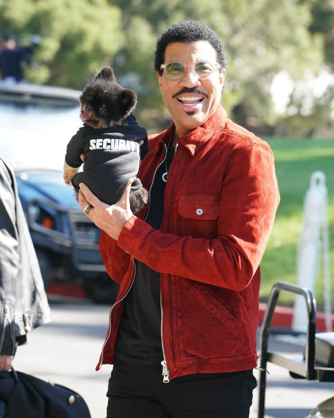 ライオネル・リッチーのインスタグラム：「🐶 Puppy power! 🐶 Don't mess with my security, and don't miss @americanidol! The premiere is on RIGHT NOW on @abcnetwork」