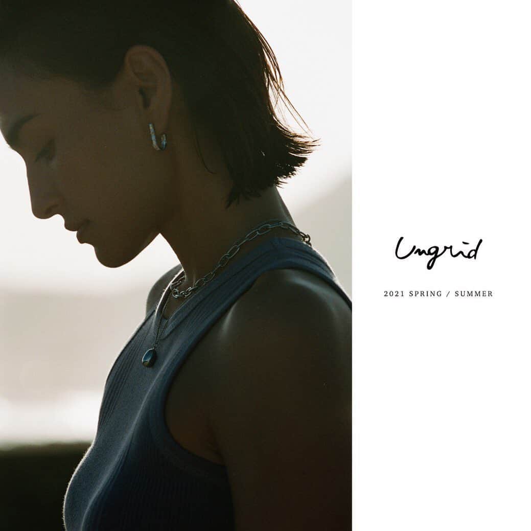 のインスタグラム：「@ungrid_official Ungrid 10TH ANNIVERSARY  21 SPRING / SUMMER VISUAL MODEL:長谷川潤 @liveglenwood . . Ungridはまもなく10周年を迎え、 長谷川潤さんがイメージモデルを初めて務めた2016年から5年が経ちます。今回のシーズンビジュアルは、初となる日本とハワイのリモート撮影にてハワイ州オアフ島で撮り下ろしました。長谷川潤さんがラフさの中にも凛とした芯のある女性を体現し、壮大な自然の中で大胆なカッティングやショルダーデザインの人工的なアイテムを纏う姿はシーズンコンセプトを表しています。 . . " natural - un natural " . 人の手により創り出された 美しい線を描く建物、 日が昇る時、沈む時、 自然が生みだす光や色。 . 今季は人工的なものと自然なものという 対比する 2 つにインスパイアを受け 構築的なデザインやカッティングの洗練さと 素材やカラーで演出されたラフさ どちらをも程よく融合し、 女性ならではの楽しみ方ができる コレクションを提案します。 . 長谷川潤さんがUngridの服を纏ったイメージフォトブックが 本日2月15日(月)より公式通販サイトRUNWAY channelにて web photo bookを公開いたします。 . #Ungrid #Ungrid_official #junhasegawa #21ss」