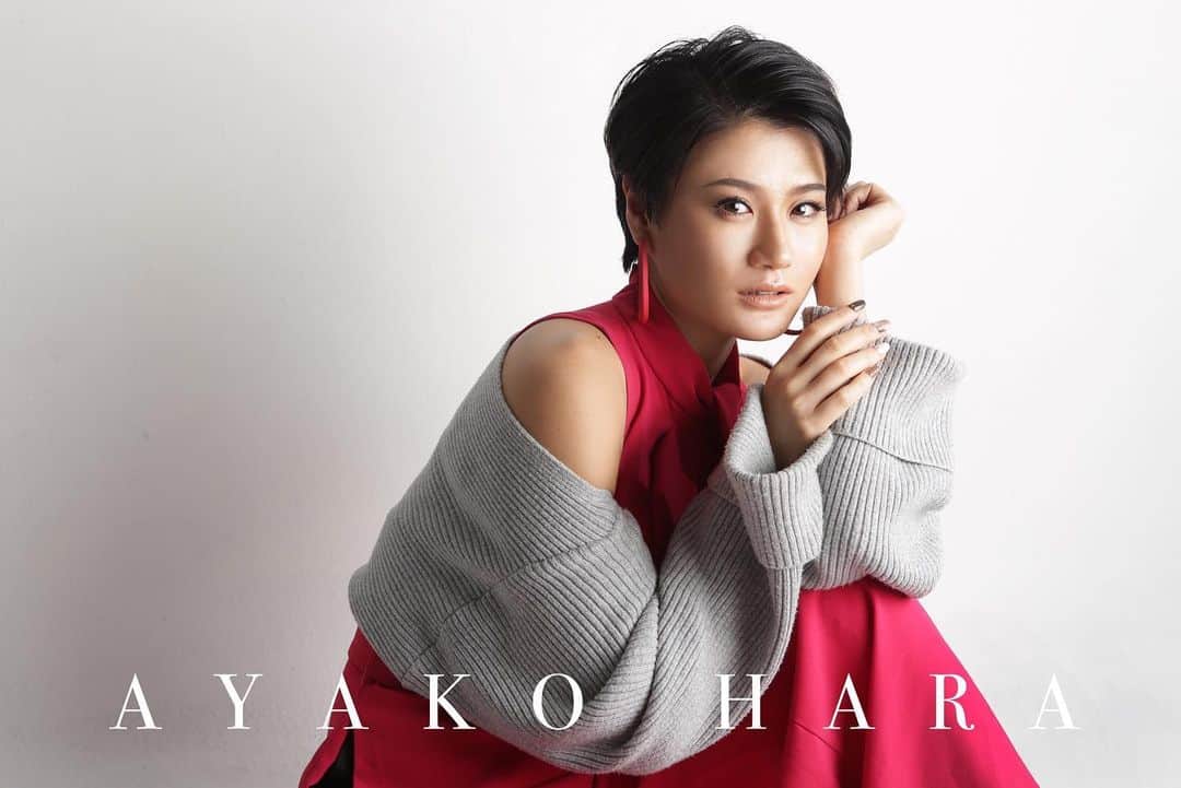 原綾子のインスタグラム：「・ NEW はらあやこ Ver.2021 -②- ・ 中医師が持つホリスティックな視点と、 人生の見聞を拡げるために 本年はかなりの修行が必要だと心得ております ・ 人生はたった一回なので やりたい事のすべてを やり尽くしていこうと決めています ・ 一つのことを深め さらに、 一つのことを深め その点と点たちが集まると 大きくなったように見えてきますが、 ・ これらを俯瞰してみると それすら一つの点に見える訳ですね ・ だからまた その領域のことを深め さらに、 次に見えた領域を深める ・ これが永遠に続く ・ こうして自分が体得したい スキルや技術や感性やモノの見方などを この一生の時間の中で 出来るだけ紐解き、磨き、 このスキルが人のためになることを願って はらあやこ的思考のもと 発信し続けていきます ・ とにかく今年は 「修行」の年です ・ いつもありがとうございます ・ ・ ーーーーーーーーーー "知のある美" をテーマに あなたのすべてをより美しく Intelligence Beauty＋KIZUNA ーーーーーーーーーー ・ ・ #ayakohara #原綾子 #はらあやこ的思考  #哲学 #科学 #遺伝子 #DNA #知のある美 #intelligencebeauty #人生 #人生一度きり #美しい #美 #美容 #健康 #生きる #生きる意味」