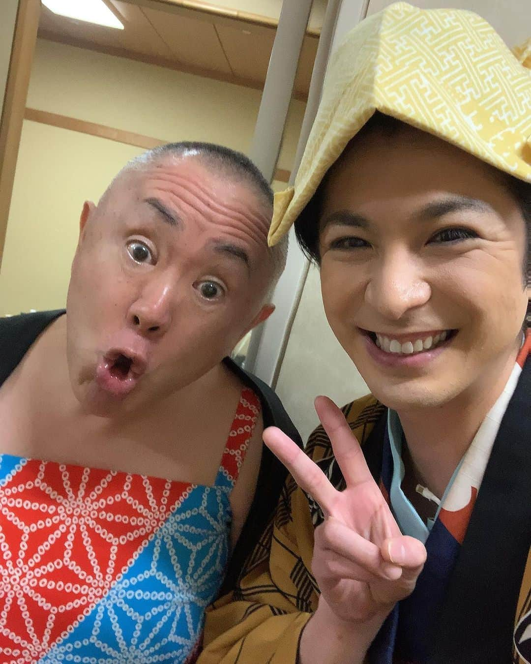 平田裕一郎のインスタグラム：「松村邦洋さん！！  松村さんのモノマネ毎回楽しみにしてました🤗  松村さんもめちゃくちゃ優しくて、 稽古場で僕の前の席に座られてて、 松村さんを観察するのが好きだった。笑  めちゃくちゃ面白くて、 気さくな松村さん！  #松村邦洋 さん #こちとら大奥様だぜぃ  #明治座  #モノマネ」