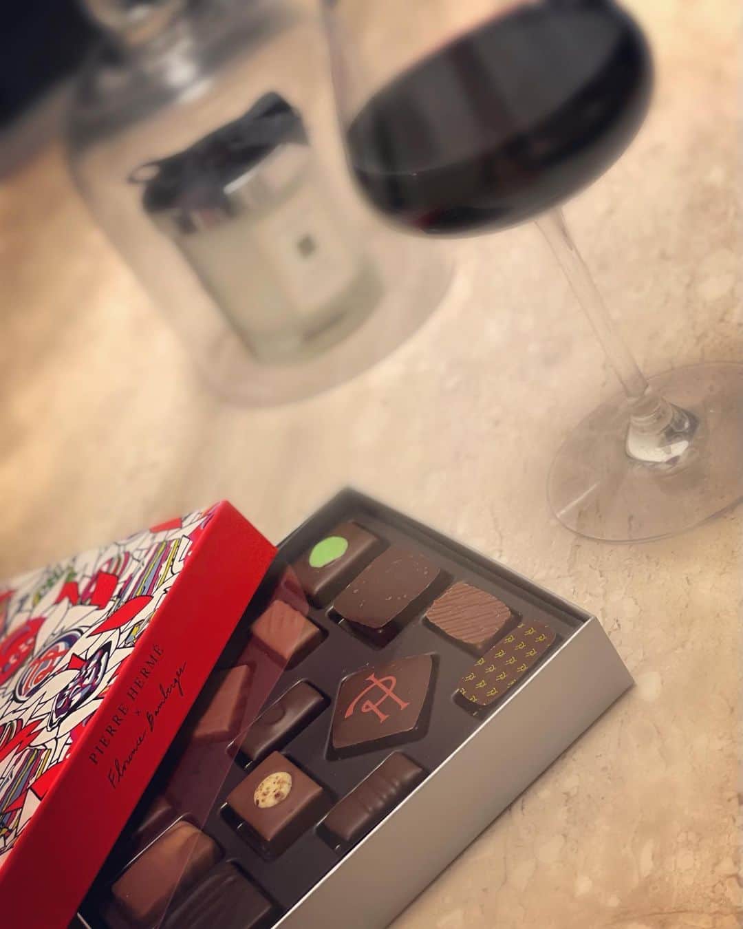 青木英李さんのインスタグラム写真 - (青木英李Instagram)「昨日は#valentine でしたね💖 前日まですっかり忘れていましたが、ちゃっかりワインと共に美味しいチョコで満たされました🤤💫  でも一番食べたかったのは…妹が作ったというチョコパイ🍫写真が送られてきたから郵送してとおねだりしましたが、やんわり断られましたとさ☺️💔笑  #chocolate  #pierreherme #baccarat」2月15日 11時20分 - eriaoki_official