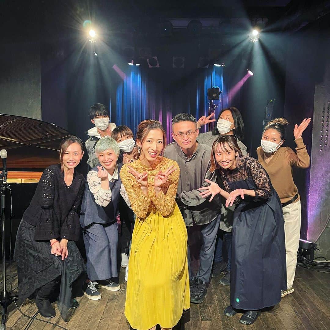沢口千恵のインスタグラム：「昨夜のバレンタインは構成演出をしました 伶美うらら「万華鏡〜花舞う、時の葉〜」公演でした。  毎回挑戦があるのですが、今回は佐野洋子さんの絵本「100万回生きたねこ」を伶美うららの朗読と坂田守さんのダンス、古垣未来さんの音楽で表現しました。  この「100万回生きたねこ」は去年の夏も、違う演出で表現させていただきましたが今回は白猫を主体とし物語を語るという方向で演出しました。  愛を時に主体に時に俯瞰で捉えたくそうしました。  ライブハウスという限られたなかでは、ライブハウススタッフとは当日に行う、打ち合わせで進めます。  出演者をはじめ、音響さん、そして照明さん スイッチャーさんとの実験のような限られた時間。  本番はスイッチャーさんの感性にお任せするのですが、無観客の配信公演は演出がその意思を伝え、概ねの画角を切り取りたい箇所もお伝えします。  配信画面の構図も演出としての仕事になるのがまたお客様のいるステージと違い、それがとても楽しいことでもあります。  声優やリポーター、ナレーターとしてですが、テレビの仕事をしていたので、スタジオで構図やカットを追っていた経験も生きてるかもしれません。とかく、編集作業をスタジオで見ているのが大好きでしたし。  もちろん、もっと追求したいことはたくさんありますが、このような公演ではそこにいる、今いる人の瞬間の集中やエネルギー、そして未知の余白が画面越しに伝わるスリルが醍醐味であるように思います。  演者やスタッフがそれを楽しんでくださるように、コンセプトや意図をお話をして進めるのですが、やはり演者さん、スタッフさんの力量にすべて助けられています。  感謝が尽きません。 人を信じることができるという有難さを感じていました。  伶美うららの公演毎に進化してゆく姿がとても逞しく、その持ち前のうららかさと明るさが、主演として、リーダーとして、チームの要になっているのを今回より強く感じました。  ご覧くださいました皆様、ありがとうございました。  私も進化していきたいです。」