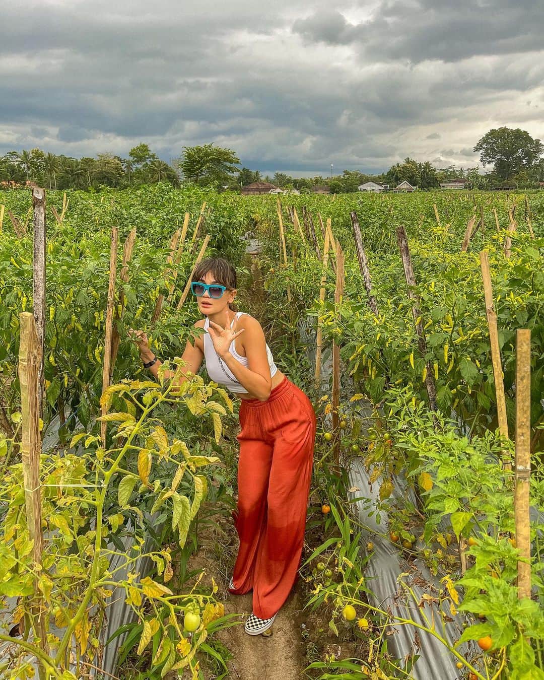 ルナ・マヤのインスタグラム：「Posing with 🌶🌶 #traveladdict #nature #lunamaya #travelsecrets @travelsecrets.id 📸 @patriciagouw」