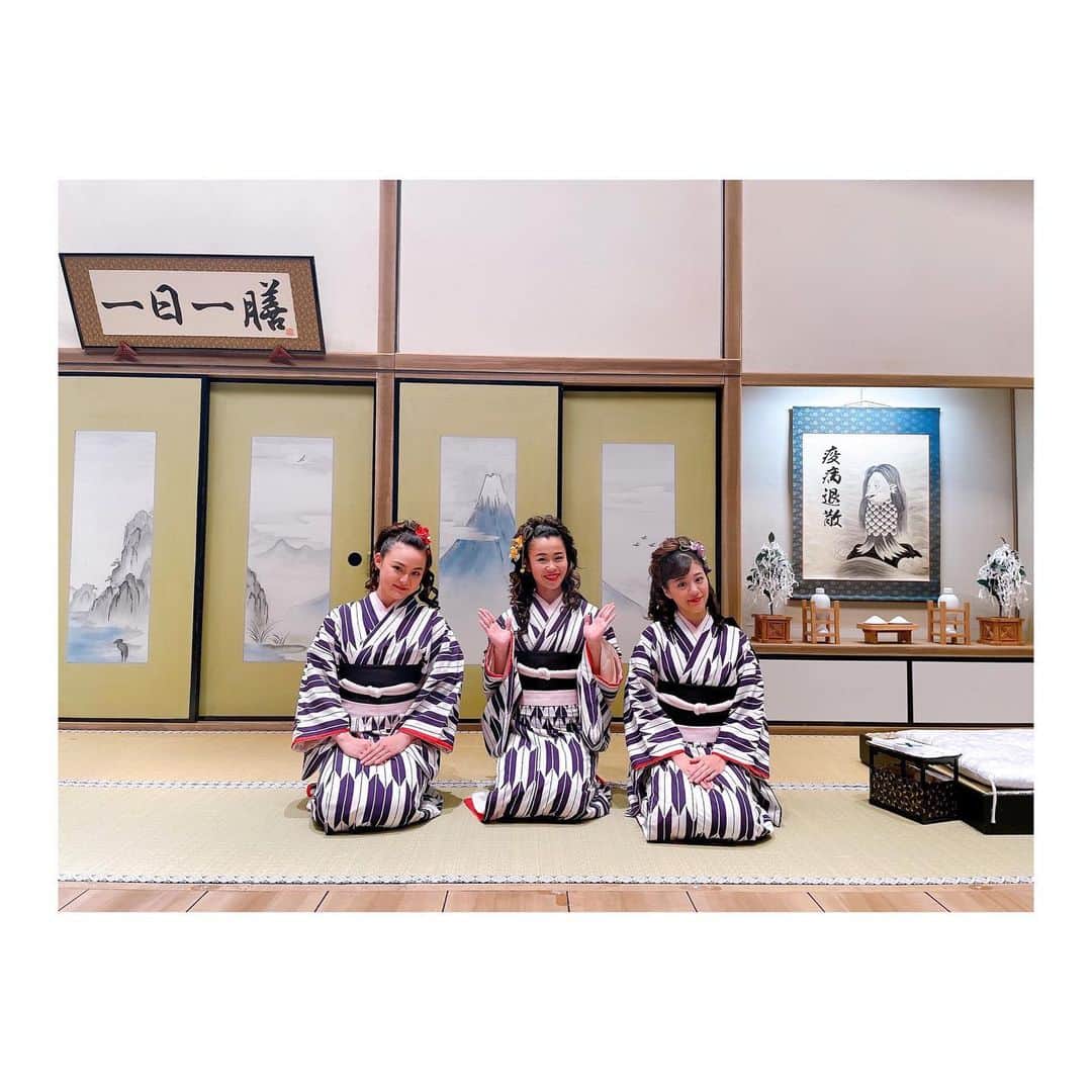 のインスタグラム：「#こちとら大奥様だぜぃ  昨日無事千穐楽終えることができました。  改めて、 このご時世の中 足を運んで観に来てくださった皆様、 ライブ配信を見てくださった皆様、 遠くから応援してくださった皆様、 そしてこの舞台に関わってる全ての皆様、 本当に本当にありがとうございます🙇‍♀️  最後はみんなで元気に完走することが出来ました。 稽古が始まってから約1ヶ月半、 いやぁぁかなり濃厚でしたね！ だってまだ1ヶ月半しか経ってないのに！😳 体感半年の気持ちです。笑 それぐらい濃い時間を 毎日過ごさせていただきました。  稽古初日、本当に緊張して手が震えてたり、 そんな中数少ない女子ーズの さっちゃんとさくらちゃんが 声をかけてくれて、 そこからあまり着物を嗜むことがなかった私に着付けを教えてくれたり、 歩き方や作法等その他にも数えきれないくらいたくさんのことを教えてくれました。 多分この二人がいなかったたら 右往左往して路頭に迷ってた← 改めて感謝を。本当にありがとう。  その稽古場では本当に毎日が勉強でして いつも目が血眼になるくらい キャストの方の演技を見て、 そして今回の演出家宅間さんの言葉を しっかりと聞いて書き留めて、 また見て書き留めて…と ほんとうに1ヶ月の量じゃないくらい たくさんの事を教わりました。 言葉一つ一つに重みがあり そこにしっかり真意がありお芝居につながり 何度"なるほど"と言ったことか笑  今までとは違った現場で いい緊張の中、とてもワクワクし 最高の宝物を頂けたと心から思います。  そしてなんといっても人生初の明治座！🧧 最初はほんっと口が開きっぱなしでした！ ぼ…ぼ…盆が回る！？な…なんですと！？←笑笑 立てて本当に嬉しいです。 これからもまた何度も立てるよう、 そしてもっとお客様に来ていただけるよう、頑張り続けたいです。  あまり大きな声で観に来てね〜といえなかったですがそれでも観に来るよ！応援してる！と皆様から声を頂き… ステージからファンの方の顔、 知り合いの顔を見つけた時本当に嬉しくて、ちゃんと私は舞台に立てているんだなって 感謝の気持ちでいっぱいです。 本当に皆様、遠いところからお越しの方もいたみたいで… 本当に！ありがとうございます！  それでは長くなってしまいましたが… また次のステージでお会いしましょう♪  #明治座  #四宮吏桜 #一日一投稿」