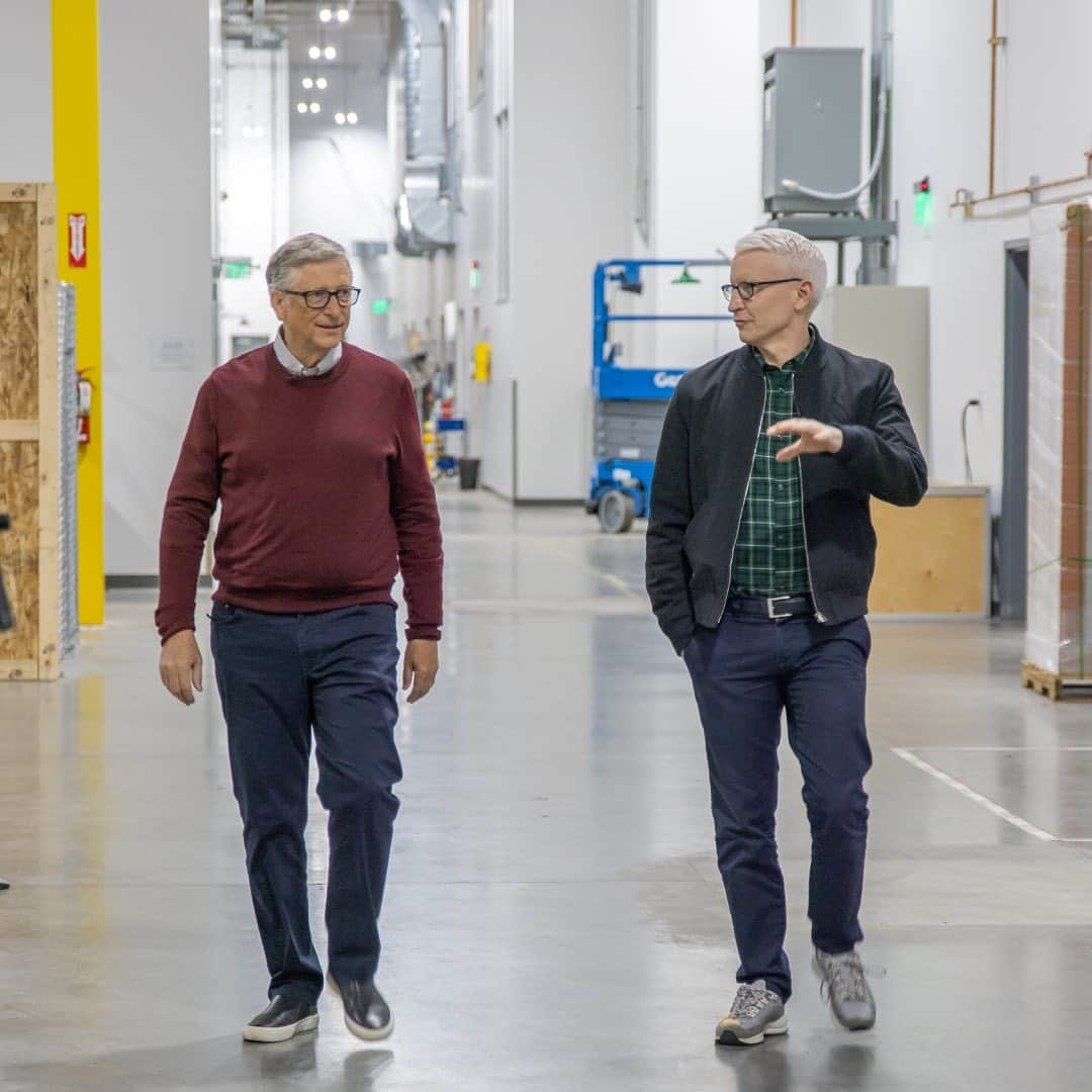 ビル・ゲイツのインスタグラム：「I enjoyed spending time with @andersoncooper recently in Seattle. We talked about why I’m optimistic that the world can get to zero greenhouse gas emissions and avoid a climate disaster.」