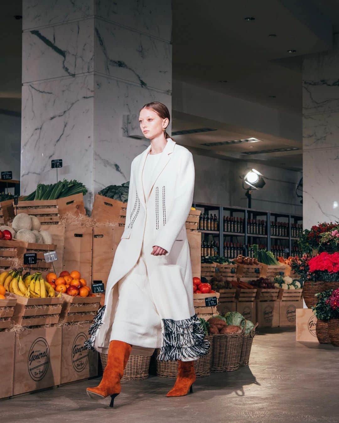 Fashion Weekさんのインスタグラム写真 - (Fashion WeekInstagram)「When the supermarket is your #NYFW runway ✨ Welcome to @JasonWu's #MrWuGeneralStore! Come for the fresh produce, stay for the grocery store chic 'fits. Watch the full runway now at nyfw.com, produced by @imgfocus. Photos by @smallgirlbiglens」2月15日 11時16分 - fashionweek