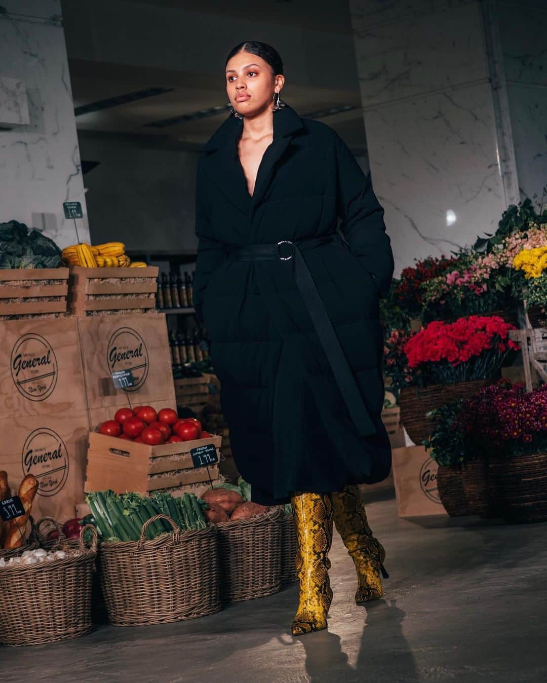 Fashion Weekさんのインスタグラム写真 - (Fashion WeekInstagram)「When the supermarket is your #NYFW runway ✨ Welcome to @JasonWu's #MrWuGeneralStore! Come for the fresh produce, stay for the grocery store chic 'fits. Watch the full runway now at nyfw.com, produced by @imgfocus. Photos by @smallgirlbiglens」2月15日 11時16分 - fashionweek