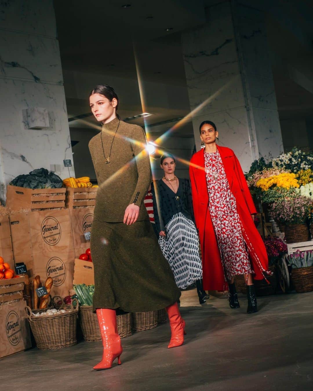 Fashion Weekのインスタグラム：「When the supermarket is your #NYFW runway ✨ Welcome to @JasonWu's #MrWuGeneralStore! Come for the fresh produce, stay for the grocery store chic 'fits. Watch the full runway now at nyfw.com, produced by @imgfocus. Photos by @smallgirlbiglens」