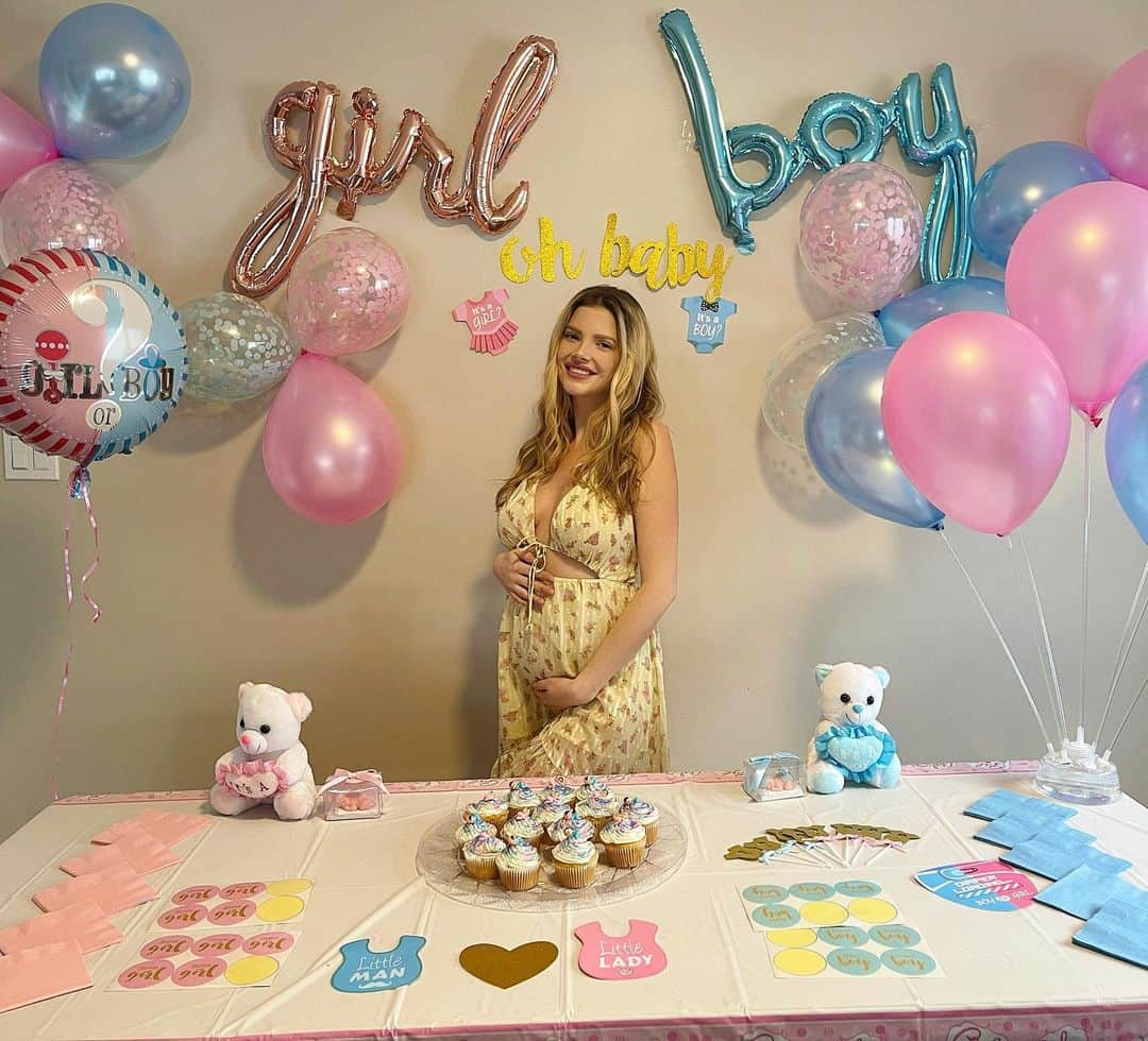 Stephanie Brantonさんのインスタグラム写真 - (Stephanie BrantonInstagram)「✨What a beautiful Valentine’s Day spent with my amazing fiancée, family and friends on zoom for our gender reveal!! I feel overwhelmed with love and gratitude 🙏❤️👶Swipe right to see what we are having 👶🎉💙💕🤩」2月15日 11時29分 - missstephaniebranton