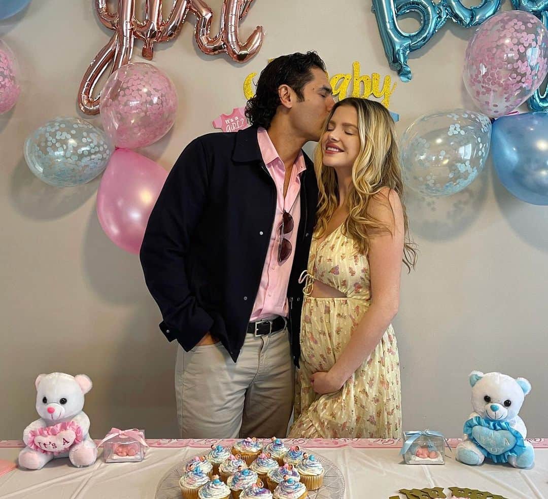 Stephanie Brantonさんのインスタグラム写真 - (Stephanie BrantonInstagram)「✨What a beautiful Valentine’s Day spent with my amazing fiancée, family and friends on zoom for our gender reveal!! I feel overwhelmed with love and gratitude 🙏❤️👶Swipe right to see what we are having 👶🎉💙💕🤩」2月15日 11時29分 - missstephaniebranton