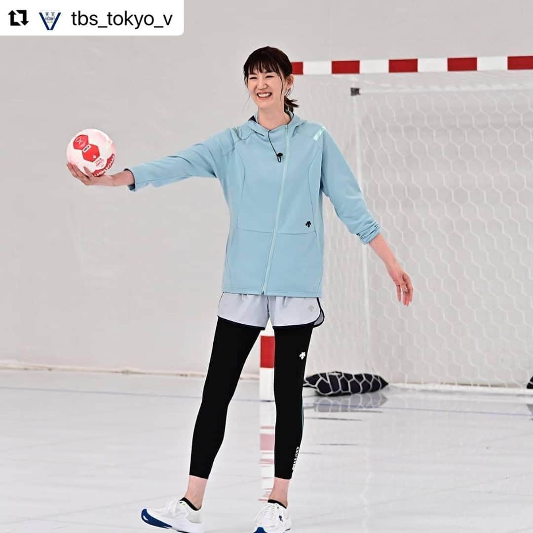 狩野舞子さんのインスタグラム写真 - (狩野舞子Instagram)「・ 今週末の東京VICTORY🤾‍♀️ メグさんと一緒で嬉しかったんだなー☺️🎶 1枚目のポーズの秘密は、放送を見てもらうと「なるほど！！」となりますよ㊙️ お楽しみにー🤗🤗🤗 ・ #Repost @tbs_tokyo_v with @make_repost ・・・ そしてそして🐤✨  ハンドボール日本代表にガチンコハンド対決を挑んだのがバレーボール元日本代表のお二人😚💓  栗原恵さんと狩野舞子さんです👌 どうしてニャーっというポーズになってしまったのかは、ハンドボール🤾‍♀️では欠かせないあるアイテムのおかげ😎笑  HAPPYバレンタイン❤️っということで美女写真投稿しまーす😁💕  #ハンドボール #バレーボール #平均身長高め #スタイル抜群 #日本代表 #負けられない戦い」2月15日 11時22分 - kanochan715