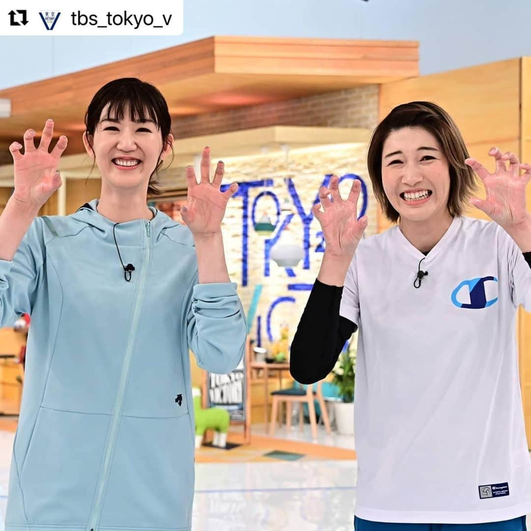 狩野舞子さんのインスタグラム写真 - (狩野舞子Instagram)「・ 今週末の東京VICTORY🤾‍♀️ メグさんと一緒で嬉しかったんだなー☺️🎶 1枚目のポーズの秘密は、放送を見てもらうと「なるほど！！」となりますよ㊙️ お楽しみにー🤗🤗🤗 ・ #Repost @tbs_tokyo_v with @make_repost ・・・ そしてそして🐤✨  ハンドボール日本代表にガチンコハンド対決を挑んだのがバレーボール元日本代表のお二人😚💓  栗原恵さんと狩野舞子さんです👌 どうしてニャーっというポーズになってしまったのかは、ハンドボール🤾‍♀️では欠かせないあるアイテムのおかげ😎笑  HAPPYバレンタイン❤️っということで美女写真投稿しまーす😁💕  #ハンドボール #バレーボール #平均身長高め #スタイル抜群 #日本代表 #負けられない戦い」2月15日 11時22分 - kanochan715