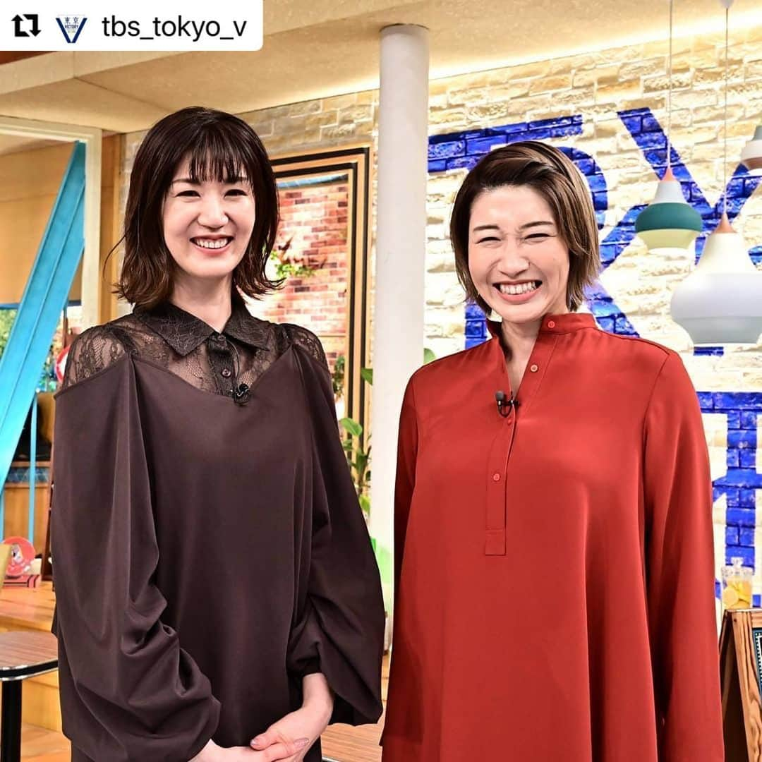 狩野舞子さんのインスタグラム写真 - (狩野舞子Instagram)「・ 今週末の東京VICTORY🤾‍♀️ メグさんと一緒で嬉しかったんだなー☺️🎶 1枚目のポーズの秘密は、放送を見てもらうと「なるほど！！」となりますよ㊙️ お楽しみにー🤗🤗🤗 ・ #Repost @tbs_tokyo_v with @make_repost ・・・ そしてそして🐤✨  ハンドボール日本代表にガチンコハンド対決を挑んだのがバレーボール元日本代表のお二人😚💓  栗原恵さんと狩野舞子さんです👌 どうしてニャーっというポーズになってしまったのかは、ハンドボール🤾‍♀️では欠かせないあるアイテムのおかげ😎笑  HAPPYバレンタイン❤️っということで美女写真投稿しまーす😁💕  #ハンドボール #バレーボール #平均身長高め #スタイル抜群 #日本代表 #負けられない戦い」2月15日 11時22分 - kanochan715