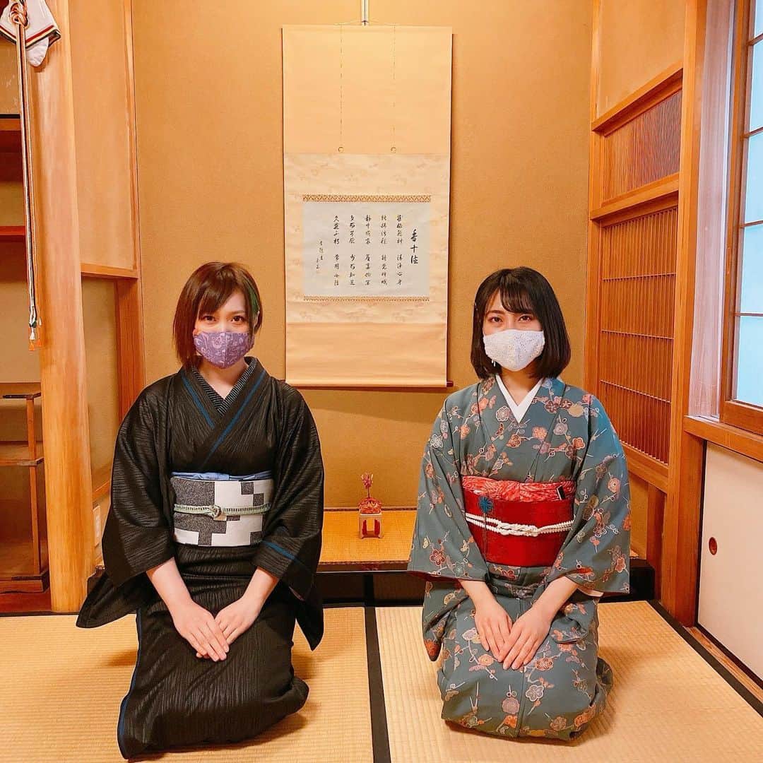 のインスタグラム：「香道◎心を落ち着けて香りに集中する時間は感覚が研ぎ澄まされるようでした◎そこに流れる空気や、香りの奥深さを感じる事が出来、新鮮な体験でした。はいえろちゃん @haiero_vr と行ったのですが、VRをやり出した事で人間の感覚というものに一層興味が沸くようになったよね、と話した◎以前展示会場にアロマを導入してはいたのですが、改めて香り×VRアートも進めたいと思いました…！  #香道 #お香 #聞き香 #香道体験 #香雅堂 #香り #japaneseculture」